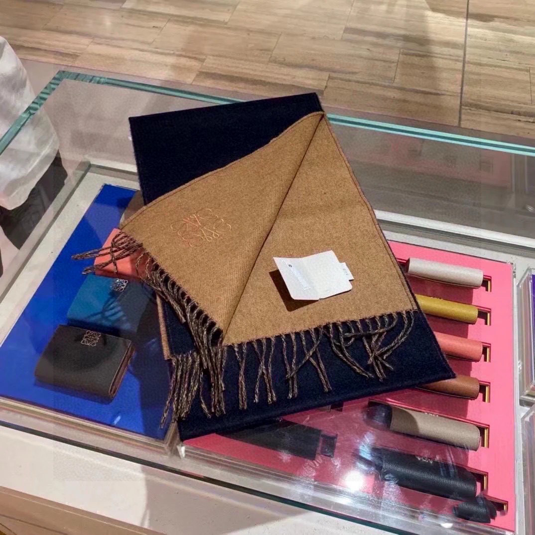    没见过吧，很少有人在柜里见过这条围巾😳当时发售的时候内地给的就特别少，原版是客户在日本中古店买到的