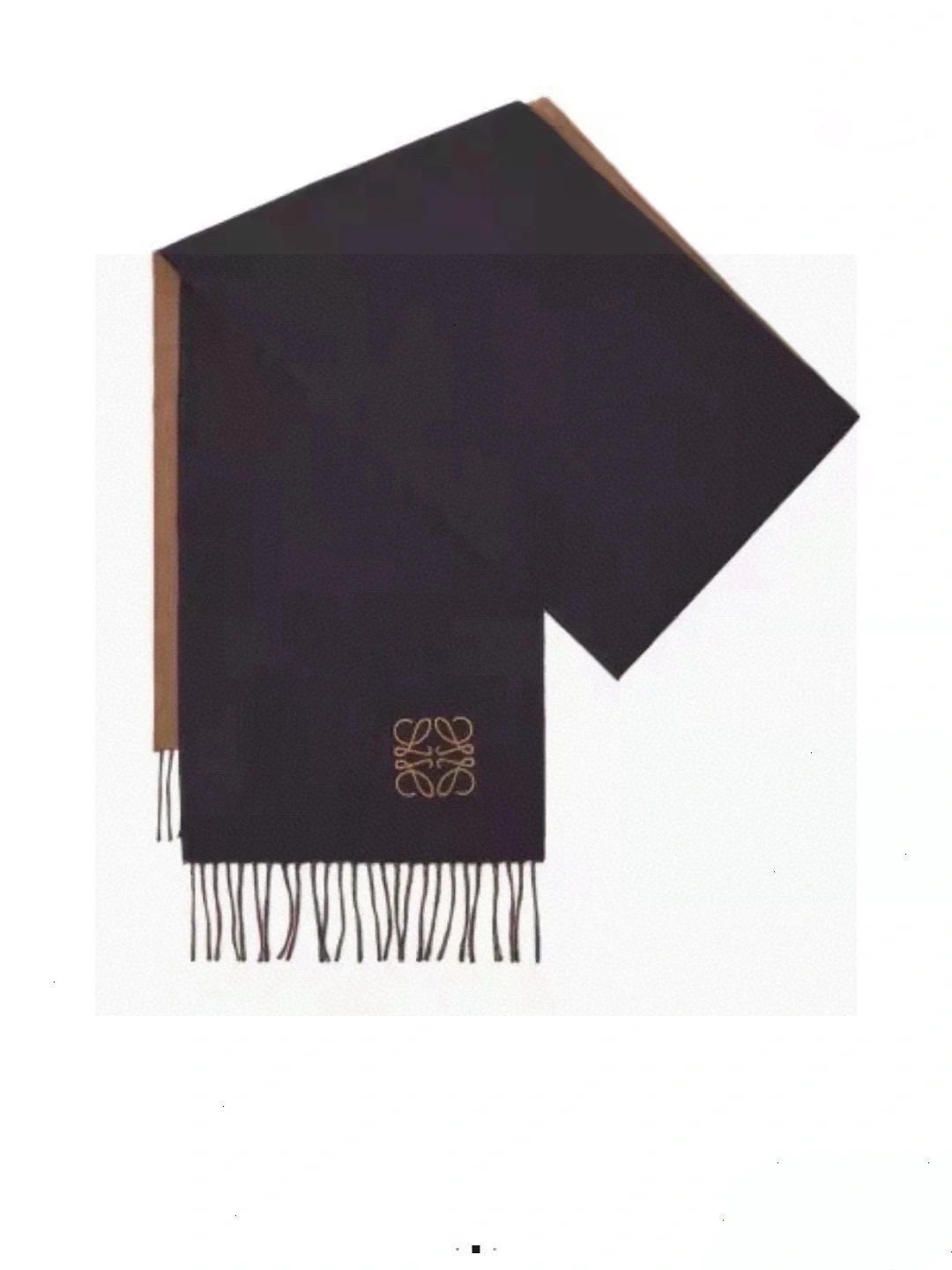    没见过吧，很少有人在柜里见过这条围巾😳当时发售的时候内地给的就特别少，原版是客户在日本中古店买到的