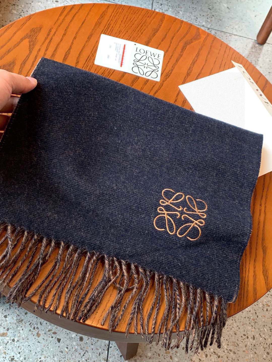    没见过吧，很少有人在柜里见过这条围巾😳当时发售的时候内地给的就特别少，原版是客户在日本中古店买到的