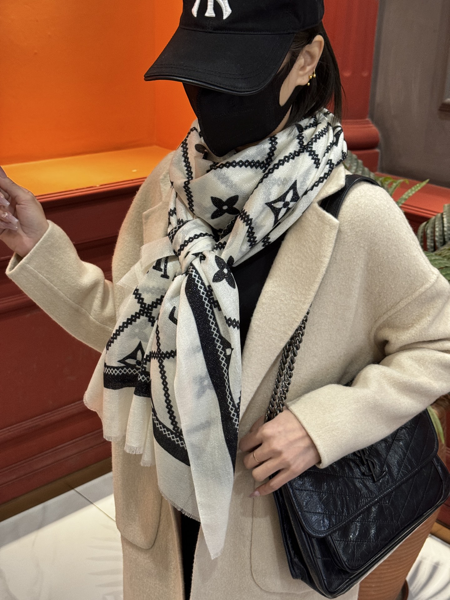  【会发光发亮的围巾】LV银丝羊绒材质❗️轻奢感十足👸 🌺专柜新款🌟面料追求造型，手感挺括，高端设计师配