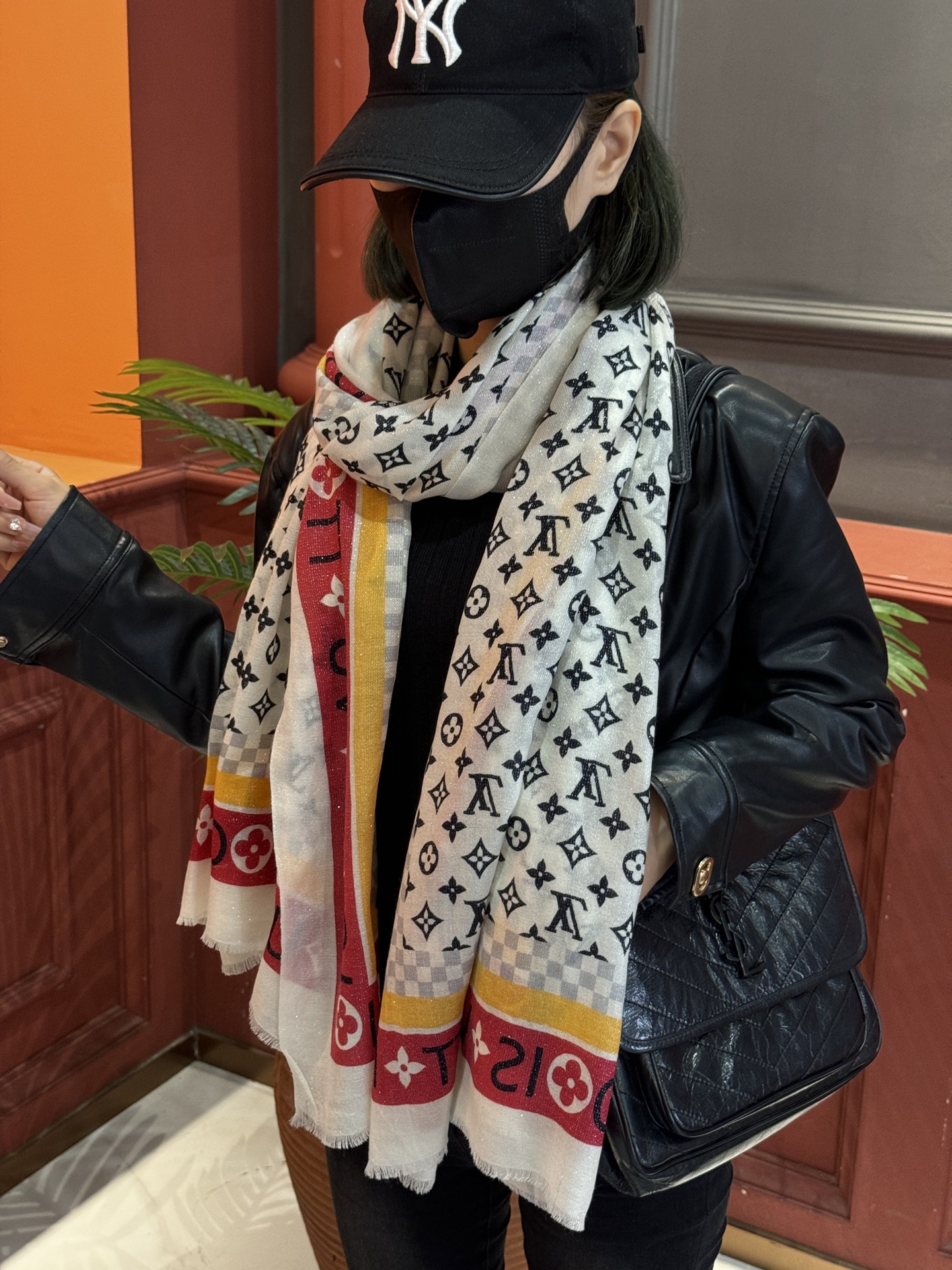   会发光发亮的围巾银丝羊绒长巾✨专柜同步‼️真心赞‼️驴家【L字母与花纹长巾】路易威登经典 Monog