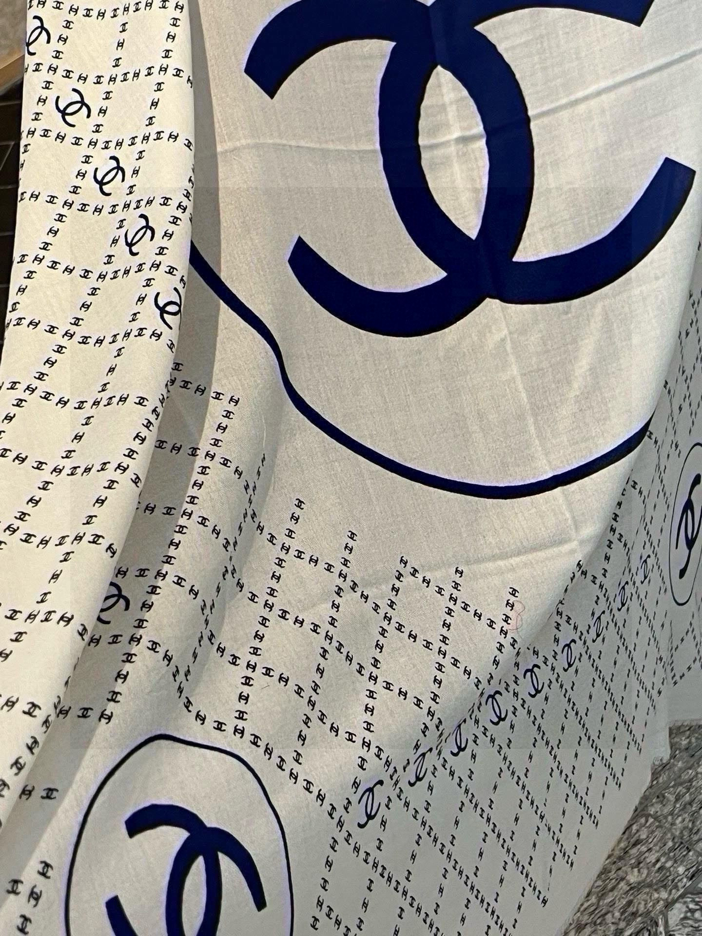  新款💖💖💃🏻💃🏻小香【双C标志网格方巾140】须边羊绒方巾‼️抢‼️VIP推荐 ‼️👍下手一定要快【高