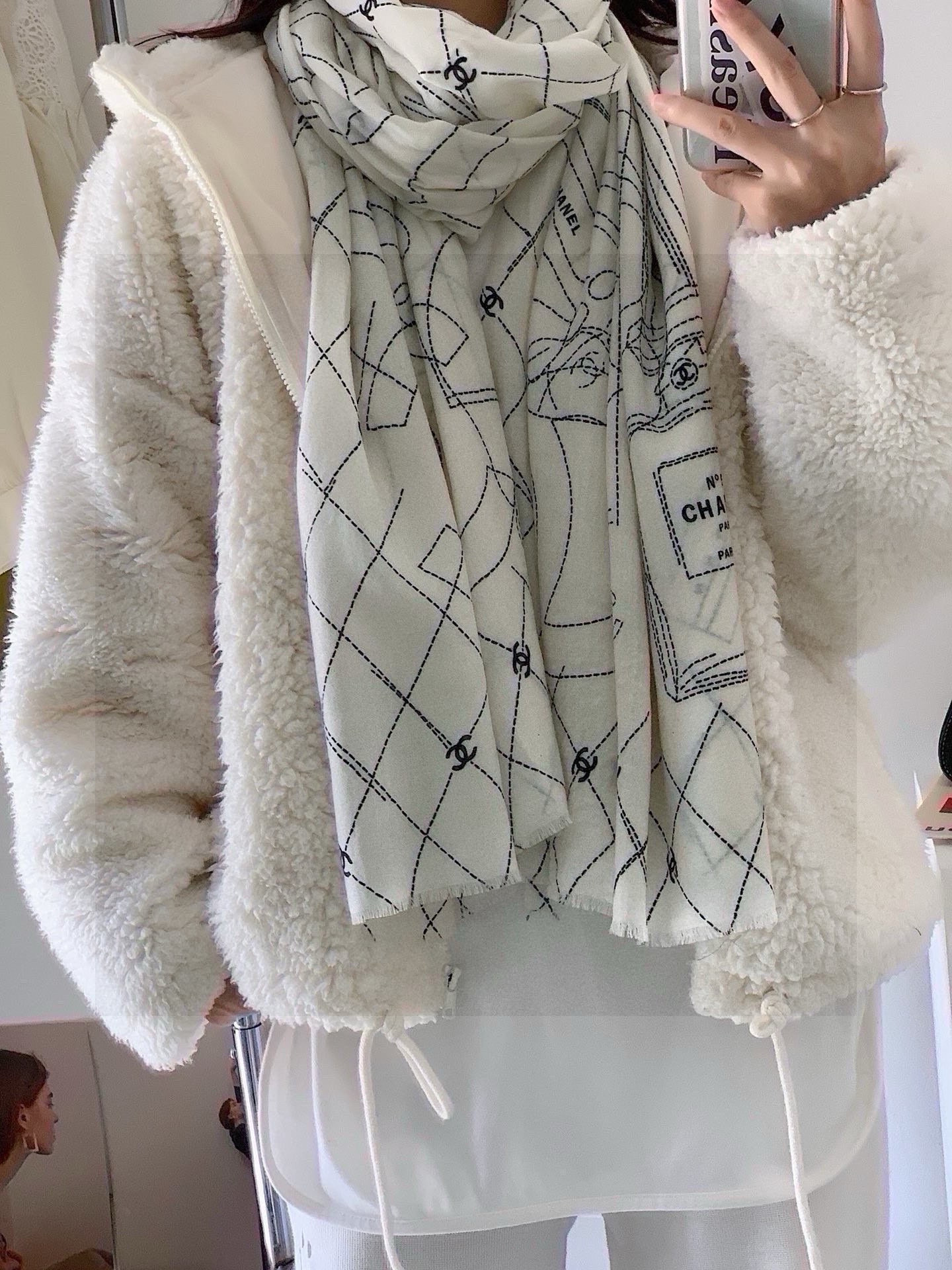 💟上新🌺羊绒披肩🌟长巾！强烈推荐价格超美！实物更美羊绒面料！纹理清晰、细腻可见
每一个套色、每一个笔触，