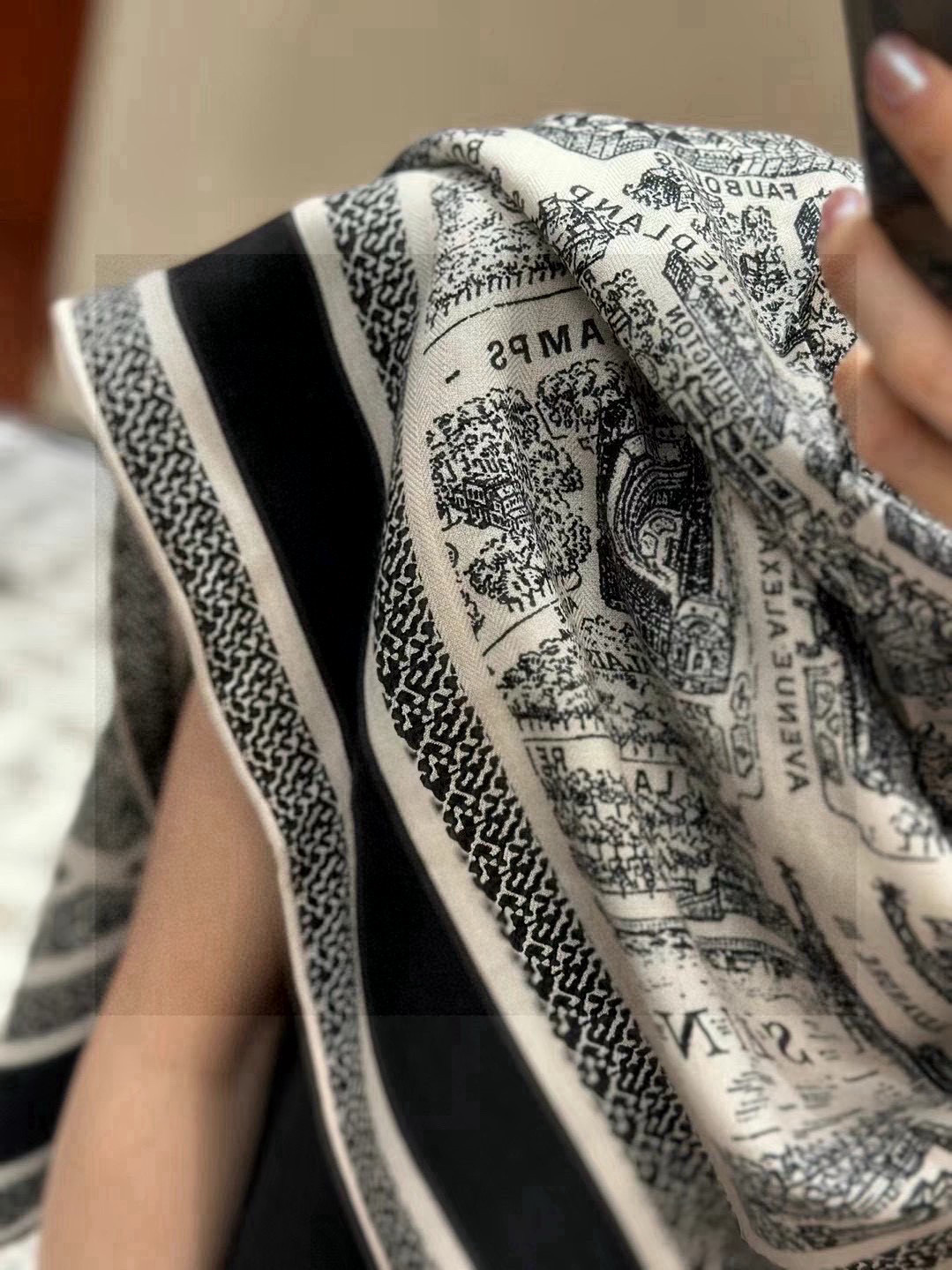 NO:339530,Dior [Paris Map] Gold size 110*110 Double-sided velvet square scarf. Sisters who don’t like 140 complex sizes can choose 110~ Price LAN DE Price ARIS Paris Map This scarf is decorated with this season’s classic price lan de price aris print. The pattern draws inspiration from Dior archives and pays tribute to Dior’s historical address of Montaigne. High-version scarf, high-version scarf, dior, gold19860909Dior【巴黎地图】黄金尺寸110*110 双面同色丝绒方巾 不爱140繁复尺寸的姐妹可以选择110哦～ 价LAN DE 价ARIS 巴黎地图 这款方巾饰以本季经典的 价lan de 价aris 印花,该 图案从 Dior 档案汲取灵感,致敬 Dior 具有历史意 义的蒙田大道地址.高版本围巾,高版本围巾,dior,gold,scarf