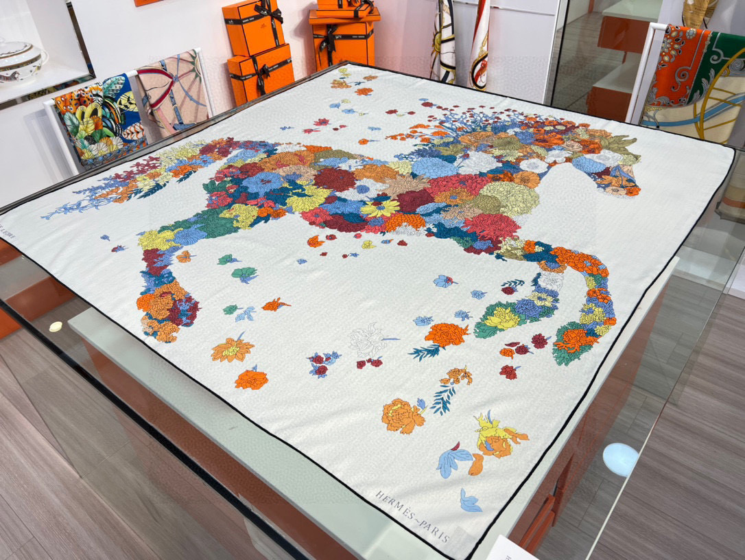 NO:339615,Double-sided and same color [Extraordinary, advanced and aura!  !  】It is very complimentary, with some exciting stories!  Hermes art piece that will always add points!  The beauty and Chinese are interesting, and all kinds of dressing styles can collide with her to create a different upper body effect!  It’s really super good tone in terms of color matching or design!  Any surroundings are already very, very beautiful!  No matter how you surround yourself, you will be beautiful in temperament!  Good-looking things, non-black things, and temperament things!  !  !  I really love you. I look very energetic after I put on my body and shine. It is suitable for all kinds of figures, ages, and body shapes. No matter who you are a little bit, you will feel that your temperament has improved by several levels!  Size and specifications 140*140cm top-grade herringbone silk cashmere square scarf!  High-version scarf, high-version scarf, hermes, real silk19860909双面同色【卓尔不凡,高级有气场！！】非常抬人,带点故事的精彩！永远加分的hermes艺术单品！美中有趣味,各种穿衣风格都可以和她碰撞出别样的上身效果！真的无论是配色还是设计,上身都超级有调性！随便围围就已经非常非常非常美！怎么围都是气质美美的！好看的东西,不突兀的东西,气质的东西！！！真的是爱了,上身后特别显精神,光彩照人,适合各种身材,各种年龄,各种体型,无论谁,稍微一围就会觉的自己的气质提升好几级！尺寸规格140*140cm顶级人字纹真丝羊绒方巾！高版本围巾,高版本围巾,hermes,real silk,scarf