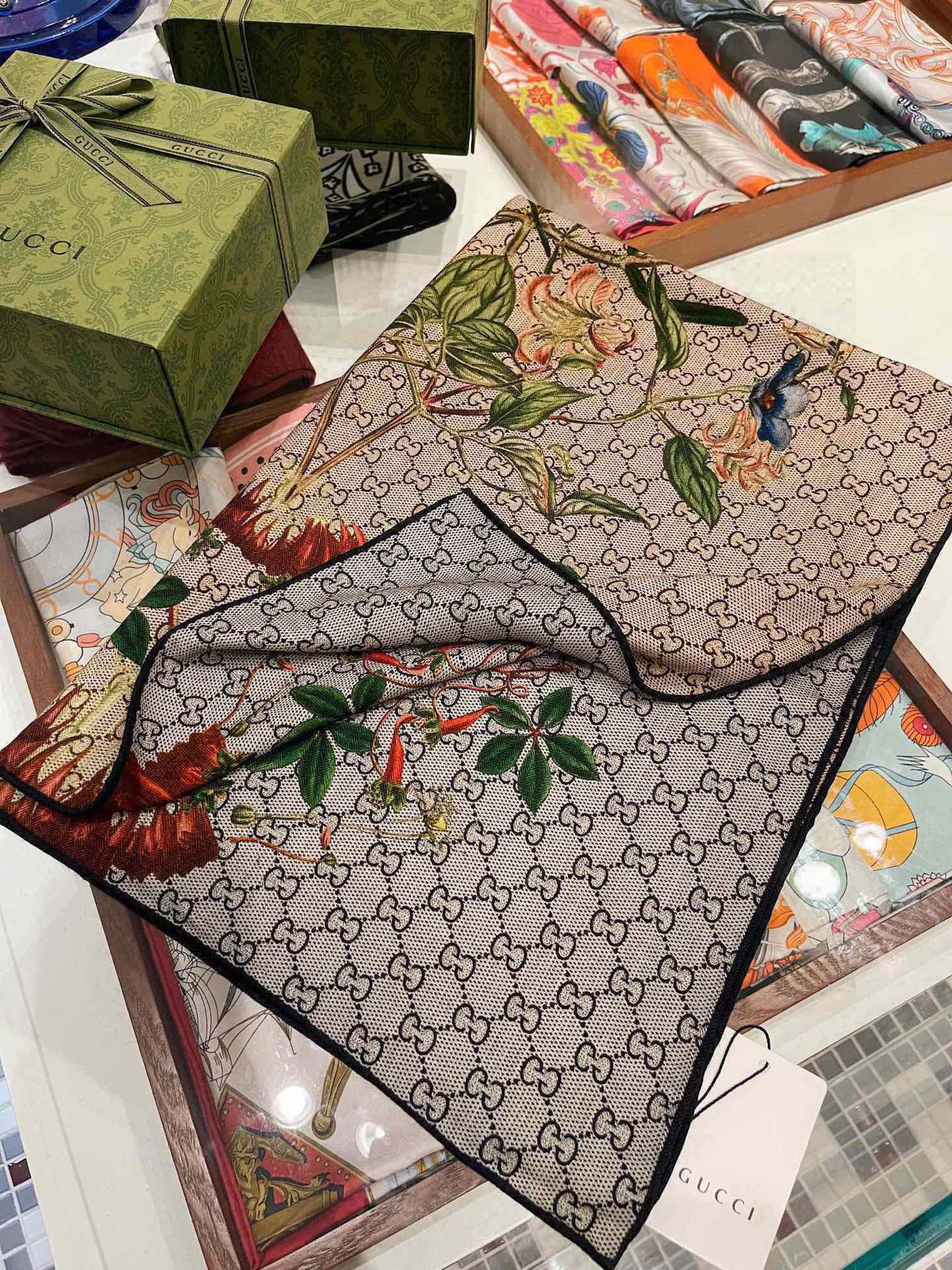 NO:339626,[Gucci double-sided two-color floral cashmere scarf ~ super raising complexion!  High-end feminine!  】Cashmere scarf can be so beautiful!  !  !  Gucci's double-sided floral cashmere scarf is really high-end!  The signature floral colors and clothing show great taste!  !  The new fusion of Gucci's signature floral elements and presbyopia GG, luxurious and elegant, thin cashmere feel, and the double-sided and two-color design is really great!  Paired with white shirts in spring and summer is even more elegant and fashionable. Paired with coats in autumn and winter is super delicious. Sisters who know how to match must buy them!  !  Soft and smooth!  It gives the scarf a very easy to shape, a very heavy and luxurious design, but the upper body looks unique in a unique style!  Simple base with this scarf, simple matching gives people a very comfortable and tasteful big brand feel... Recommended!  !  Size specifications 60*180cm double-sided double-color printing and dyeing technology cashmere long scarf, a high-version scarf, a high-version scarf, gucci,shirts19860909【Gucci双面双色花卉羊绒围巾~超级抬气色！高级女人味！】羊绒围巾也能这么美！！！Gucci这款双面花卉羊绒围巾真的好高级！招牌的花卉花色搭配服饰很显品味！！Gucci招牌花卉元素和老花GG的新融合,奢华优雅感,薄薄的羊绒手感,双面双色的设计真的很赞！春夏搭配白衬衫更是又气质又时髦,秋冬搭配大衣超级显品味,懂得搭配的姐妹一定要入手！！柔软软糯顺滑！赋予了围巾非常容易造型,非常重磅奢华的设计,上身却别样衬得人高贵气质！简单的打底配此款围巾,简单的搭配却给人非常舒适有品味的大牌感…推荐！！尺寸规格60*180cm双面双色印染工艺羊绒长巾,一个高版本围巾,高版本围巾,gucci,shirts,scarf