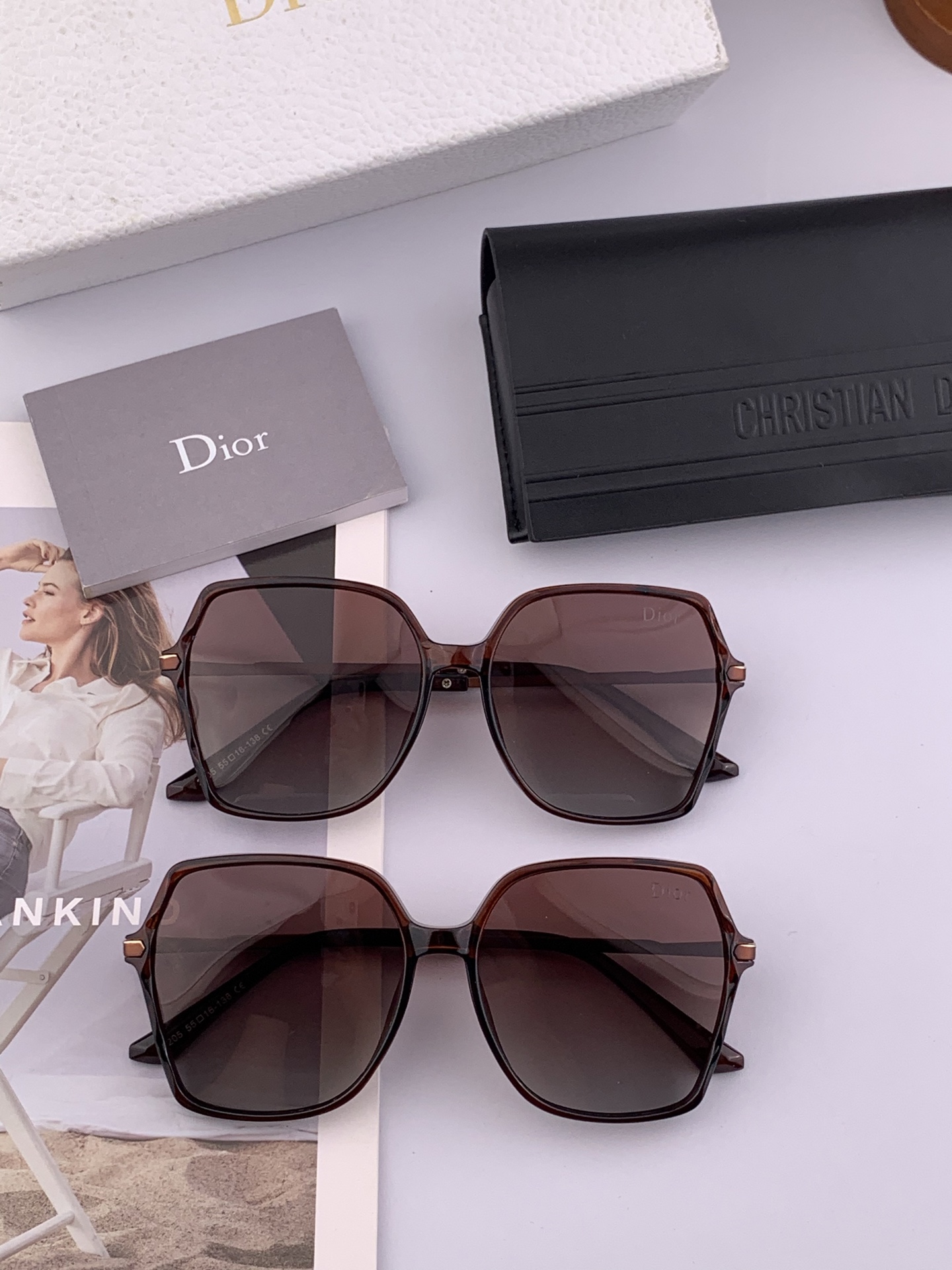  DIOR女士太阳镜🎒2025新款 最潮时尚太阳镜👓👕出行必备👒👠潮人必备呲牙呲牙 高档金属镶钻搭配宝丽