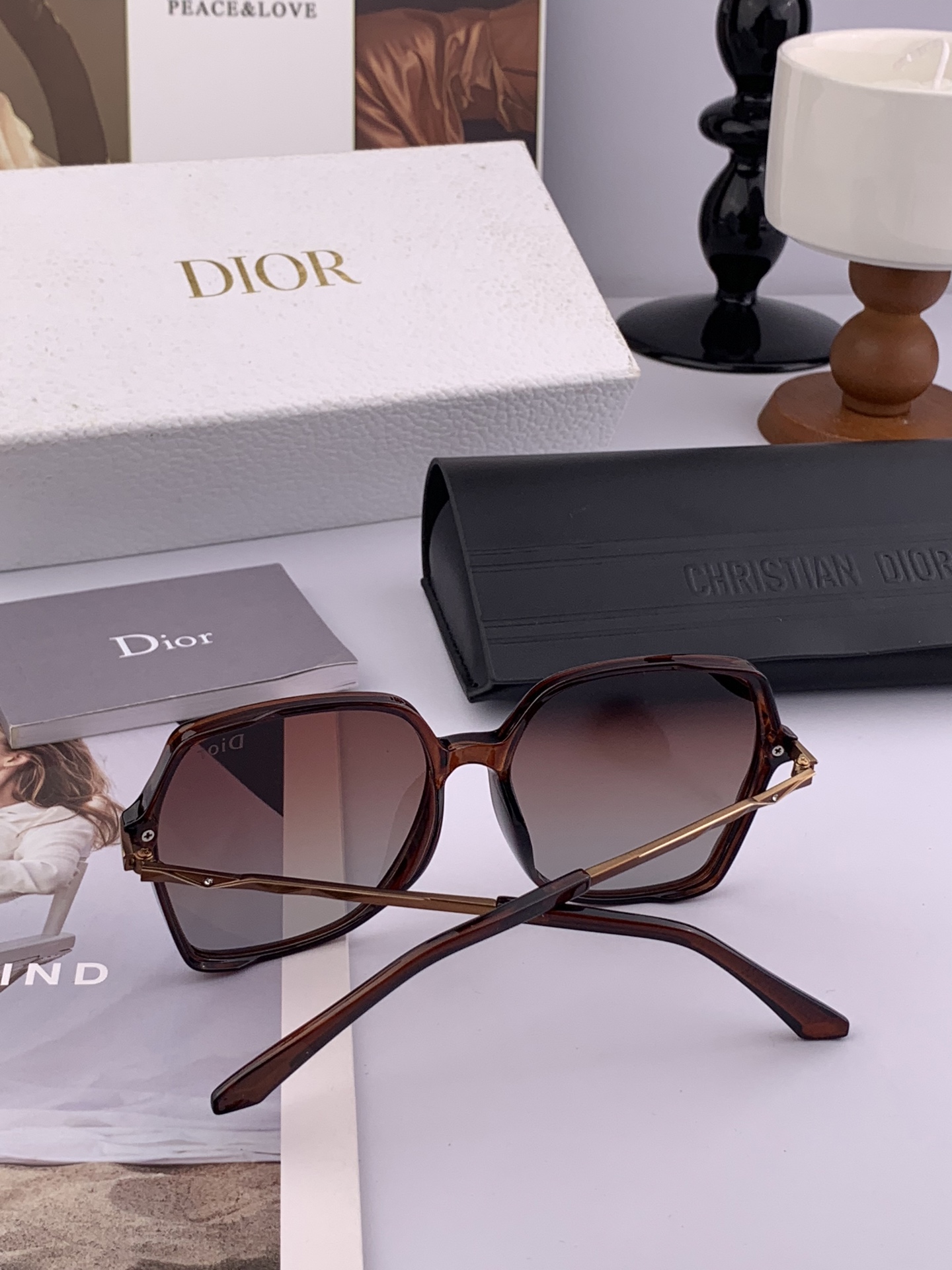  DIOR女士太阳镜🎒2025新款 最潮时尚太阳镜👓👕出行必备👒👠潮人必备呲牙呲牙 高档金属镶钻搭配宝丽