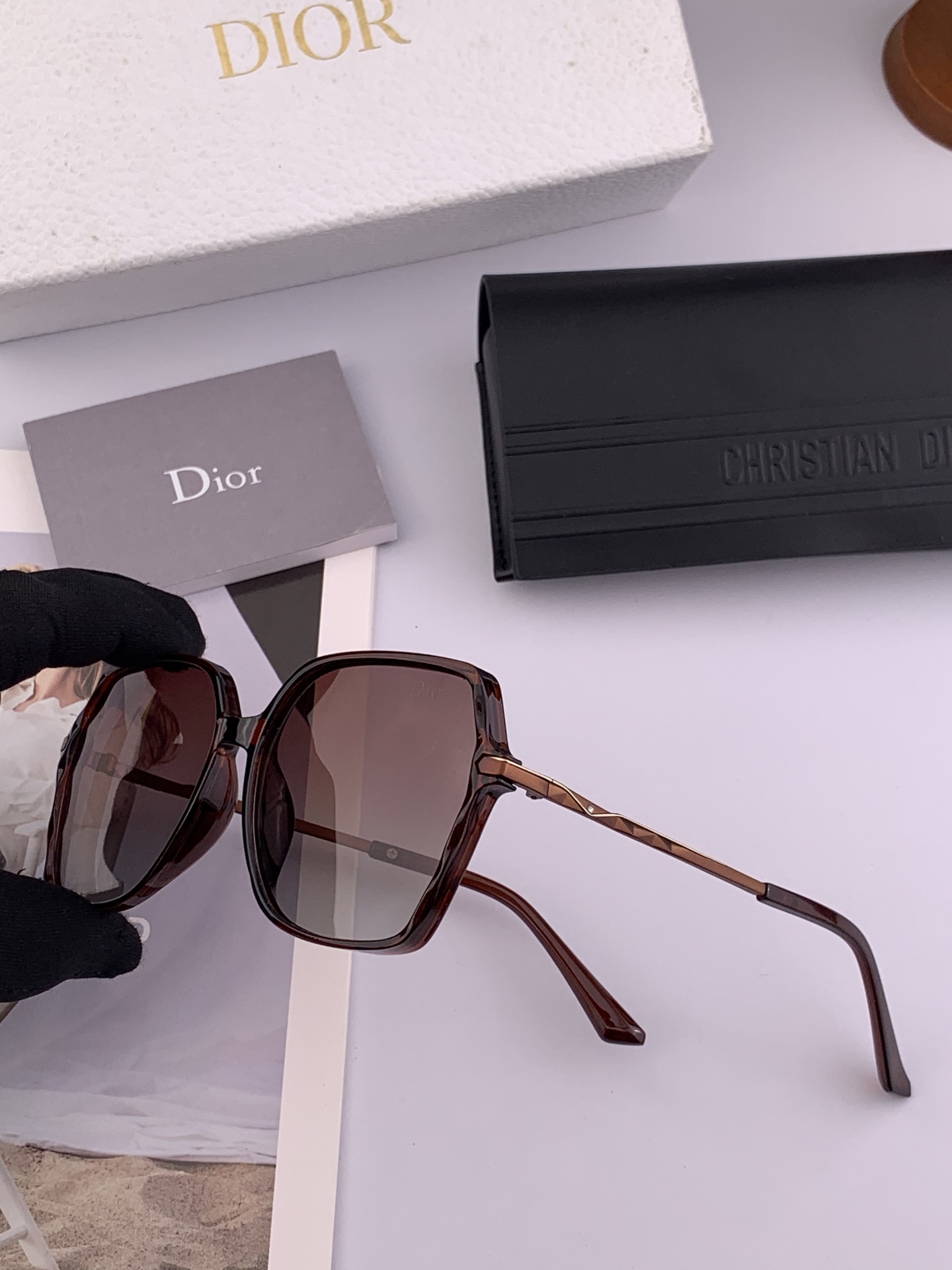  DIOR女士太阳镜🎒2025新款 最潮时尚太阳镜👓👕出行必备👒👠潮人必备呲牙呲牙 高档金属镶钻搭配宝丽