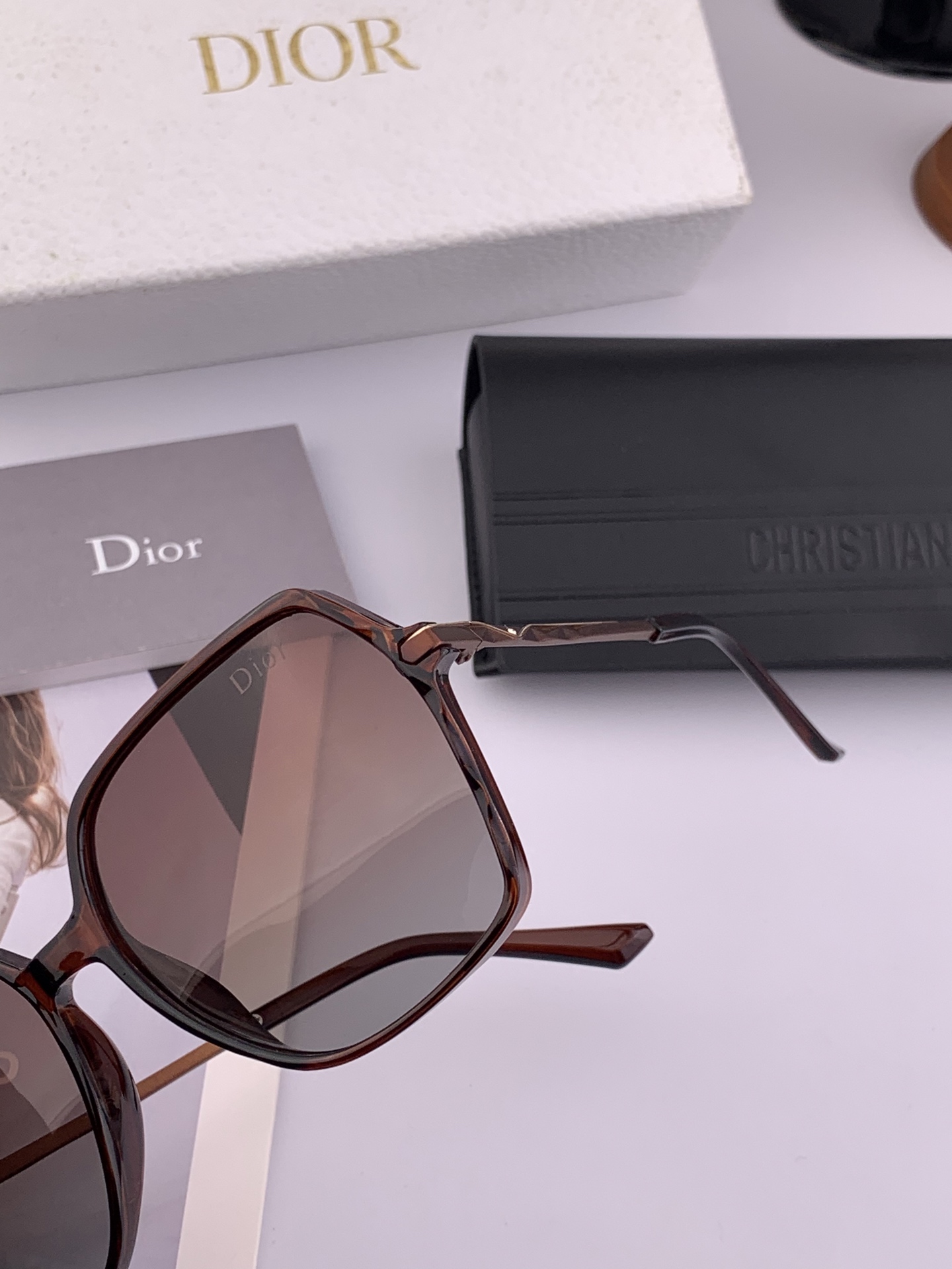  DIOR女士太阳镜🎒2025新款 最潮时尚太阳镜👓👕出行必备👒👠潮人必备呲牙呲牙 高档金属镶钻搭配宝丽