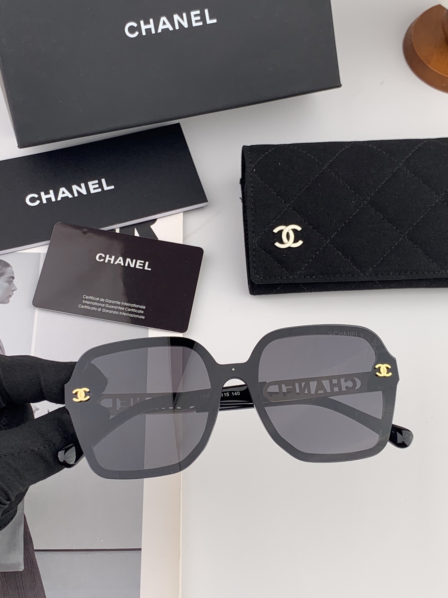    新品CHANEL 香奈儿太阳镜以独特魅力和前卫风格诠释春夏最新眼镜，质感超好佩带舒适 型号：CH7