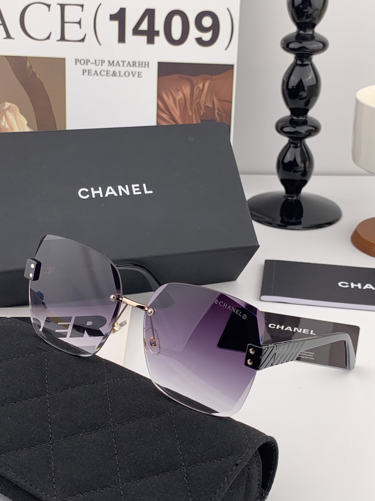   香奈儿 新款太阳镜太漂亮的款,爆到断货。镜片采用尼龙材质,透光度清晰的同时又保护眼睛,镜框采用环保无