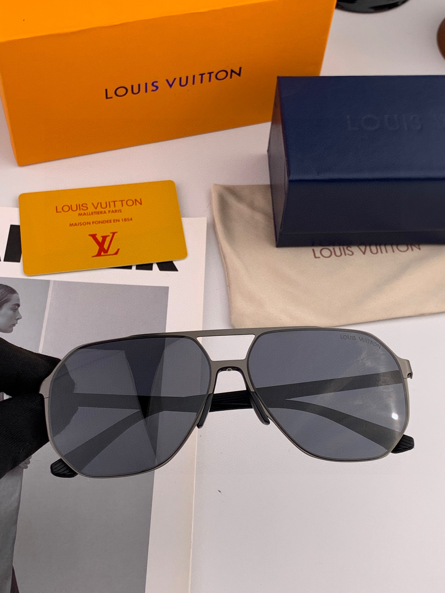       LV 男款炫彩飞行员偏光太阳镜 ❤️材质：高清尼龙加厚卡槽高清偏光镜片 🌹无边框镜架💕颜👍型