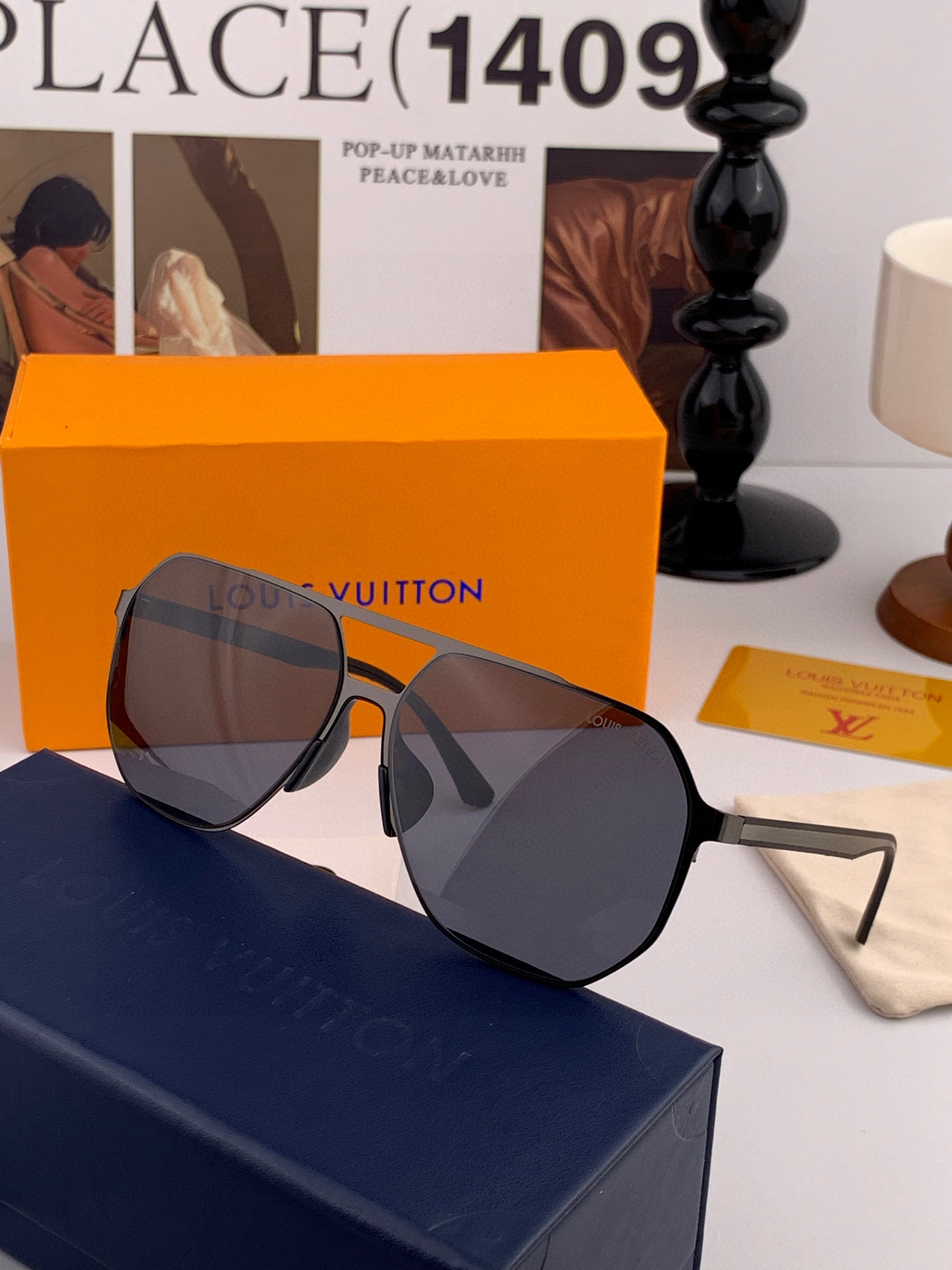       LV 男款炫彩飞行员偏光太阳镜 ❤️材质：高清尼龙加厚卡槽高清偏光镜片 🌹无边框镜架💕颜👍型