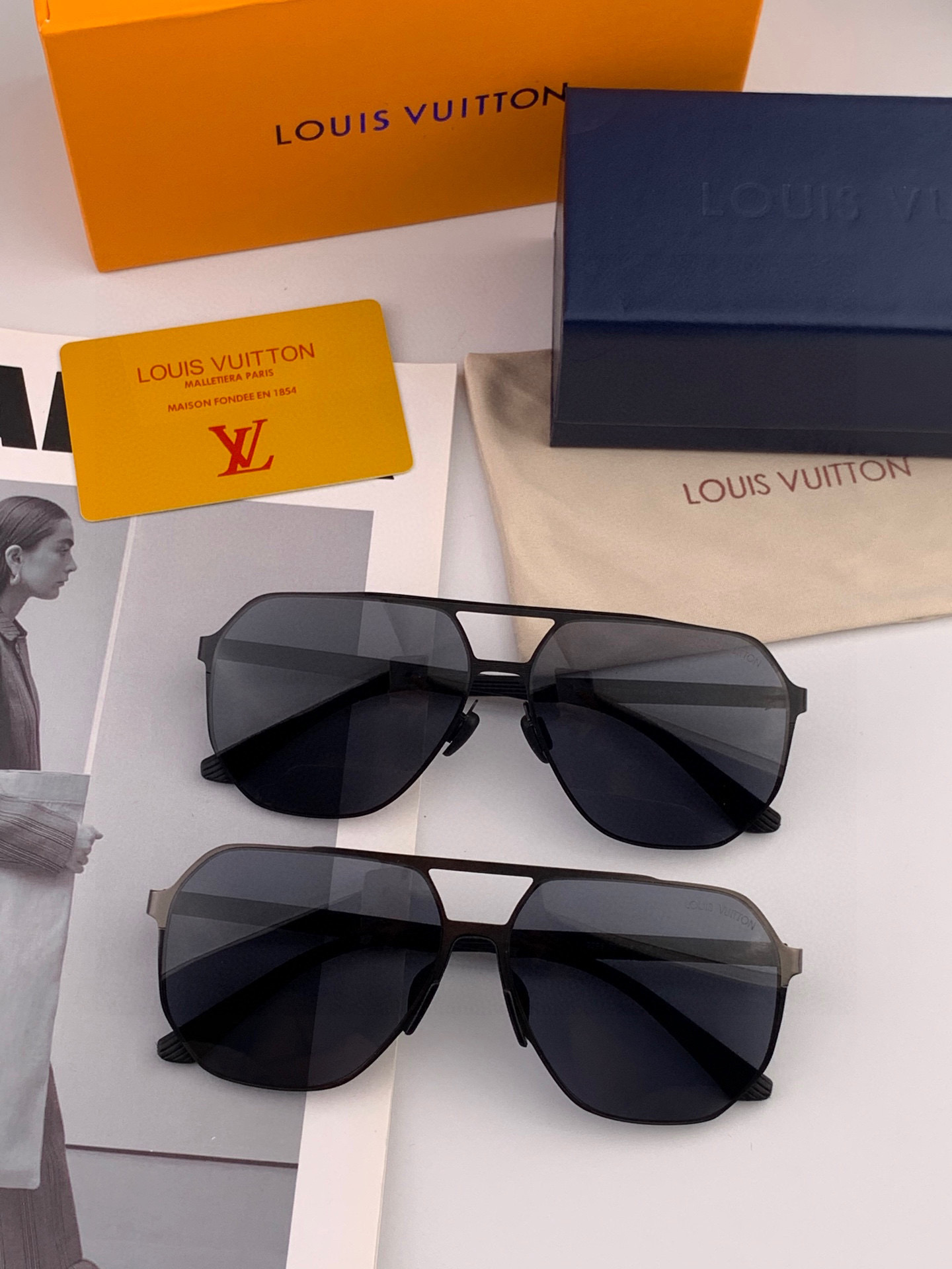       LV 男款炫彩飞行员偏光太阳镜 ❤️材质：高清尼龙加厚卡槽高清偏光镜片 🌹无边框镜架💕颜👍型