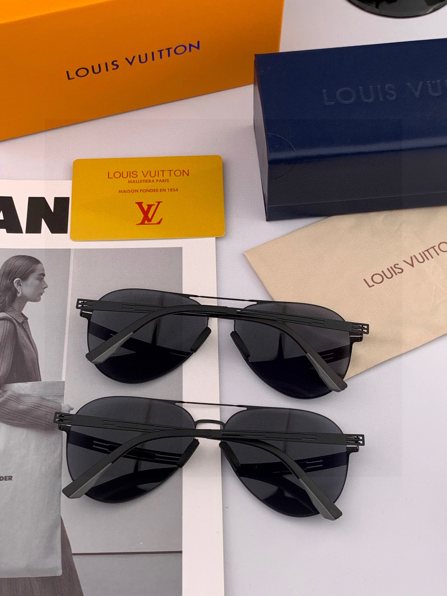 ♦️LV 2025新款男女情侣款太阳镜多边形墨镜iP电镀永不褪色 超轻超有弹性整幅眼镜无螺丝重要的是压不