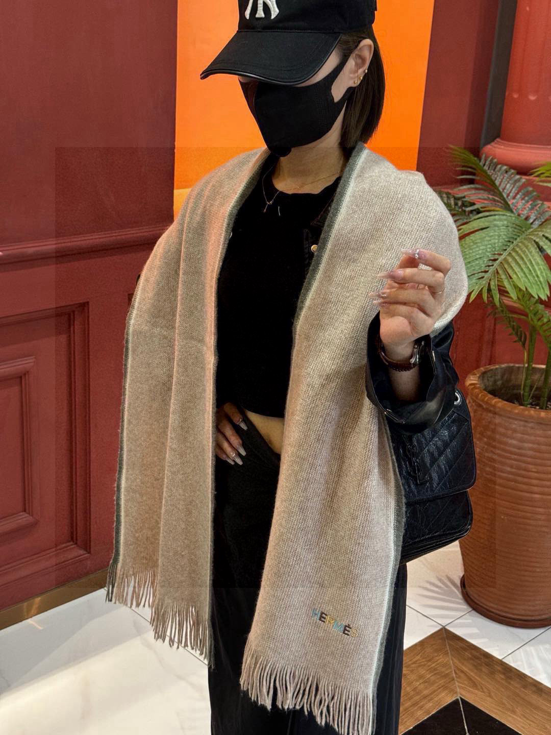 NO:340361,Hermes synchronous counter, high-end cashmere knitted scarf!  】It can be formal, free, very Classical men's design. This weaving method is relatively difficult, and it costs a lot of yarn, and the process is very difficult!  !  !  Such a men's scarf is definitely an outdated item!  The cashmere scarf that looks good at any surround is really unique!  !  It's so practical and versatile, but there's no unnecessary design, and it looks good no matter how you surround it!  It has a drape, warm and very slimming!  It is very suitable to match formal wear or casual wear ~ folding or circling circling is perfect, with a warm and elegant demeanor 30180, high-version scarf, hermes, hermes19860909Hermes（爱马仕）同步专柜,高端羊绒针织围巾！】可正式,可随意,非常Classical的男款设计.这款织法比较难,又很费纱线,工艺难度非常大！！！这样的男款围巾,绝对是一条审美不过时的单品！随便围都会好看的羊绒围巾,版型真是一绝！！太实用百搭了,其实没有多余的设计,怎么围都好看！有垂坠感,温暖且非常显瘦！搭配正装或者搭配休闲装都很合适~对折挂围或者绕圈围都完全可以,有温度的风度30180,高版本围巾,hermes,hermes,scarf