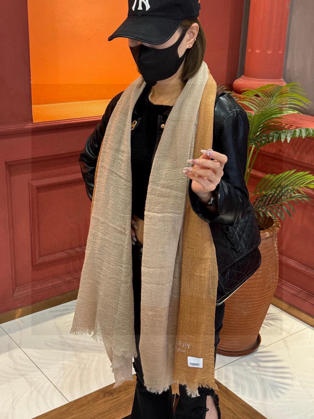 NO:340367,Key recommendations!  !  !  High-end, comfortable and fashionable temperament, just accept what I believe!  Burberry's soft scarf that touches the heart, the color and temperament that cannot be imitated!  !  !  There will also be a very beautiful special ripple texture under the light and shadow of the scarf!  Generally, factories cannot make such a model. It is the best among cashmeres. It is the product pursued by successful people. I will give you full marks on the color!  !  !  It has a bit of unique fairy spirit, feminine temperament, elegant colors, but not overly enchanting!  Size specifications 105*180cm cashmere scarf, high-version scarf, burberry19860909重点推荐！！！高级舒适时髦气质,相信我的就收吧！Burberry这款触动内心的柔美围巾,无法模仿的颜色和气质！！！围巾光影下还会有非常漂亮的特殊波纹肌理！一般工厂做不出这样的款,属于羊绒中的佼佼者,成功人士追求的品,颜色我给满分！！！有点独有的仙气,女性气质,颜色淡雅,不过分妖娆！尺寸规格105*180cm羊绒围巾,高版本围巾,burberry,scarf