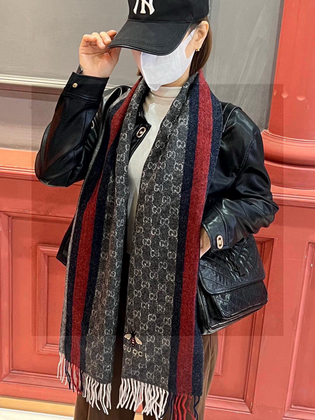 NO:340373,The remaining orders of foreign trade companies are magical only in dreams. This is definitely your favorite love that makes you soaring adrenaline. The most beautiful CHANEL Girl woven cashmere scarf in the world. It is really a dream. I fall in love with it in one second. The exclusive exquisiteness of the eyes closed. The fairies all rushed for me. I am extremely grateful for the rare goods collected by the company. The soul is really fragrant. The channel is too awesome. If you understand it, you will naturally understand it. Don’t say much!  Just beat it. Pure cashmere wool yarn has a plump feel, light and smooth, and has excellent warmth and comfort!  Double C embroidery lines interpret heavy industry to the extreme, it is really awesome. Specifications: 40x190cm., high-version scarf, chanel19860909外贸公司订单剩余只有梦中才会出现的神奇画面,这绝对让你肾上腺素飙升的心头爱, 人间最美CHANEL Girl编织羊绒围巾, 真的是梦寐以求,一秒钟爱上, 闭着眼睛入的专属精致,仙女们都给我冲, 公司收回来的稀罕货色,我表示万分感谢, 灵魂真香本香,渠道太牛,懂的自然懂, 话不多说！冲就完了 纯山羊绒毛纱,手感篷松饱满,轻盈糯滑,拥有极好的保暖性和舒适性！双C刺绣线条 把重工诠释到极致了真的牛.规格:40x190cm.,高版本围巾,chanel,scarf