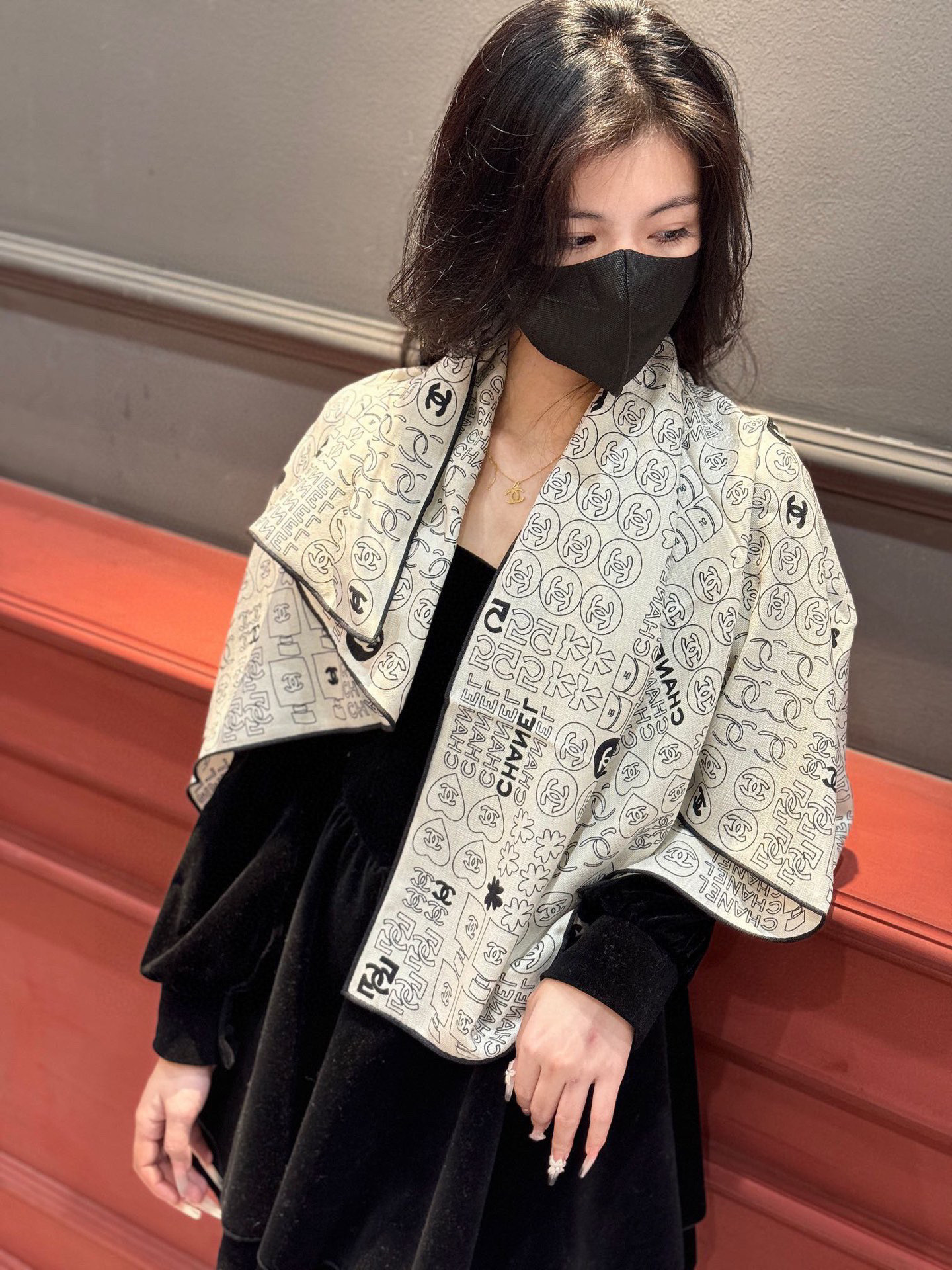 NO:340444,New [2025Chanel] Classic camellia elegant Coco style, Chanel's latest diamond velvet scarf~ The temperament is in the bones, the fabric of the fragrant grandma in the new season is super high-end, really soft, smooth, and very tough. It is not easy to be easily hooked!  The new series released this year~ is really beautiful with this design. Chanel's silk scarf is definitely a representative of elegance. A small fragrance of silk scarf will give you the best match!  !  Must-in!  The upper body effect is so elegant and elegant, very lively. The layers are elegant and the texture is layered to create a gorgeous and not ostentatious sense of celebrity. The pattern is dotted diamond pattern design~ the lines feel more textured, and the powder must be 110*110cm in size. The upper body effect is really beautiful (it is more touching when paired with clothing, shoes and bags)!  The real thing is definitely more beautiful!  Classic black and white, high-version scarf, chanel, chanel19860909上新【2025Chanel】 经典茶花优雅Coco风,Chanel最新菱格丝绒大方巾~气质到骨子里,香奶奶新一季的面料超高级,真心超级柔软,丝丝顺滑,韧性很强 不容易被轻易勾丝！今年新出的系列~真的被这样的设计美到,香奈儿家的丝巾绝对是优雅的代表,一条小香的丝巾,给你最好的搭配！！ 必入！上身效果简直优雅气质到不行,非常灵动.层次优雅质感.层层叠叠出醒目而不张扬的华丽名媛感,图案是虚线菱格纹设计~线条感更显质感,香粉必入 110*110cm 的尺寸,上身效果真的不用多说的美(搭配服饰鞋包更有感觉)！实物绝对更美！经典黑白色,高版本围巾,chanel,chanel,scarf