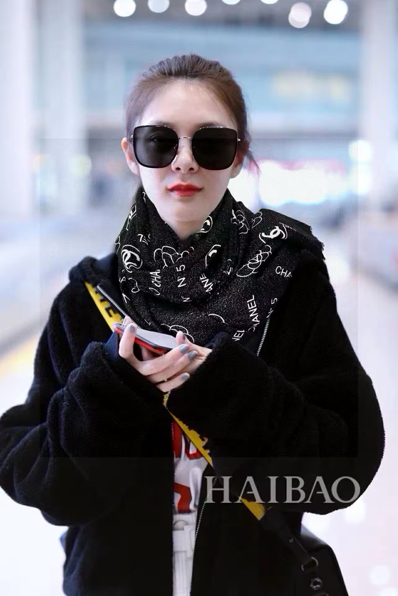 NO:340456,New scarf that will shine. New customer-supplied silver-line cashmere fabric long scarf. Beautiful [Tear] [Small fragrance silver-line icon], the imperial palace-level top-quality new counter is on sale. The unique design style of pure cashmere sequins plus rich Xiangjia's special splicing pattern prints. It is extremely beautiful. Really, the upper body is extremely luxurious and high-end. Rare~ Small expensive~ Look good or not. It's good. You can see it yourself. Size 105x200cm. Large long scarf, top-grade pure cashmere, high-end scarf, chanel19860909上新 会发光发亮的围巾 新款客供银线羊绒面料长巾 美翻了[流泪]【小香银线图标】,御用殿堂级极品新款专柜在售 纯羊绒亮片独特设计风格加上富有香家本季特色拼接图案印花 美丽至极 真的 上身极为奢华上档次 稀有～小贵～好看不好看自己看吧 尺寸105x200cm 大长巾,顶级纯羊绒,高版本围巾,chanel,scarf