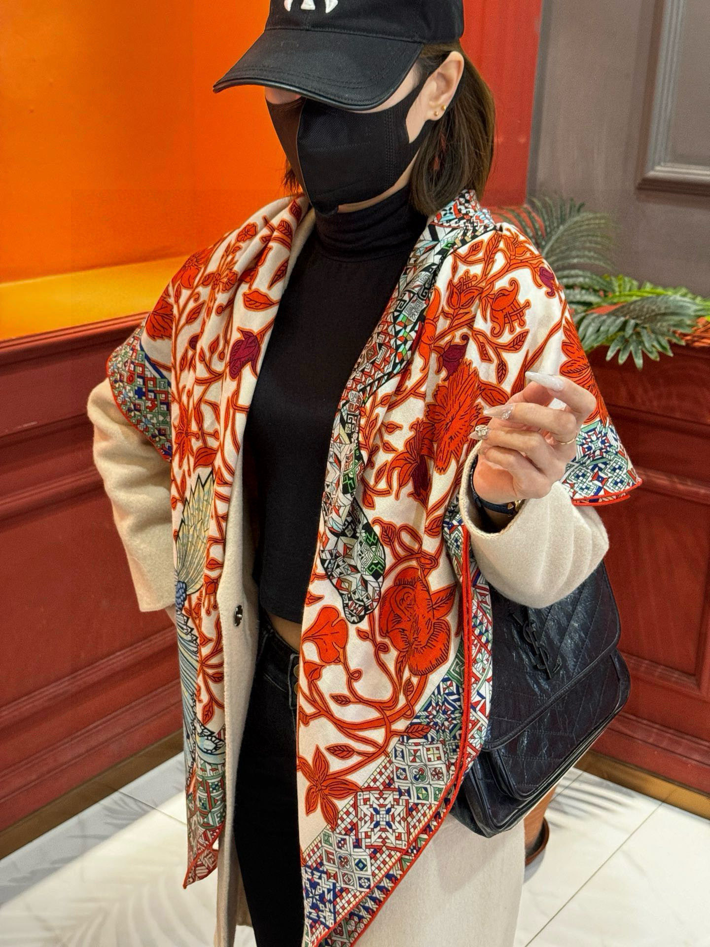 NO:340530,The new cashmere model is said to be good when you buy it. Recommend Hermes double-sided and same-color cashmere square scarf [Java and Hummingbird double-sided and same-color 140], top-level craftsmanship and super value Hermes counter hot products are presented with three-dimensional patterns and patterns, extremely high grades, special craftsmanship and high-end research and development are amazingly launched. Special cutting-edge craftsmanship processing is loved by Bai Fumei. Whether it is the quality, style, price, they scream, super high cost performance, absolutely worth buying. Size 140cm*140cm, 70 cashmere silk, high-end scarf, hermes, real silk19860909羊绒新款买了都说好看推荐爱马仕双面同色羊绒方巾【美洲豹与蜂鸟双面同色140】,顶级工艺超值爱马仕专柜爆款立体呈现图案纹路实物档次极高特殊工艺高端研发惊艳问世特殊尖端工艺处理受到白富美的喜欢 无论是品质 款式 价格都令大牌控的她们尖叫 超高性价比 绝对值得入手尺寸140cm*140cm,70羊绒真丝,高版本围巾,hermes,real silk,scarf