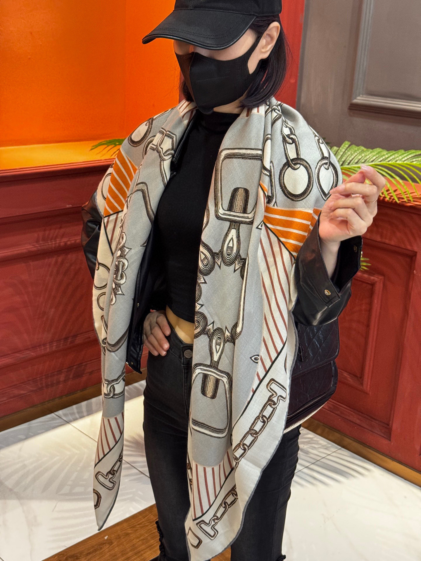 NO:340457,New in early autumn 2025 [Double-sided same-color silk wool square towel] Handmade rolled cashmere and silk-blend shawl (70 cashmere, 30 mulberry silk) This shawl is made of classic cashmere and silk-blend fabric, soft and light, and easy to wear. A must-have for air-conditioned rooms!  Ideal for cold or slightly cool nights. Size 140x 140cm | Since this shawl is made of hand-curled edges, it may be slightly different from the marked size, high-end scarf, real silk, shawls198609092025年早秋上新【双面同色丝毛方巾】手工卷边山羊绒和真丝混纺披肩（70山羊绒,30桑蚕丝） 这款披肩采用经典山羊绒和真丝混纺面料,柔软轻盈,佩戴方便.空调房必备！寒冷时分或微凉夜间的理想之选. 尺寸140x 140厘米 | 由于这款披肩采用手工卷边,与标示的尺寸或会略有不同,高版本围巾,real silk,shawls,scarf