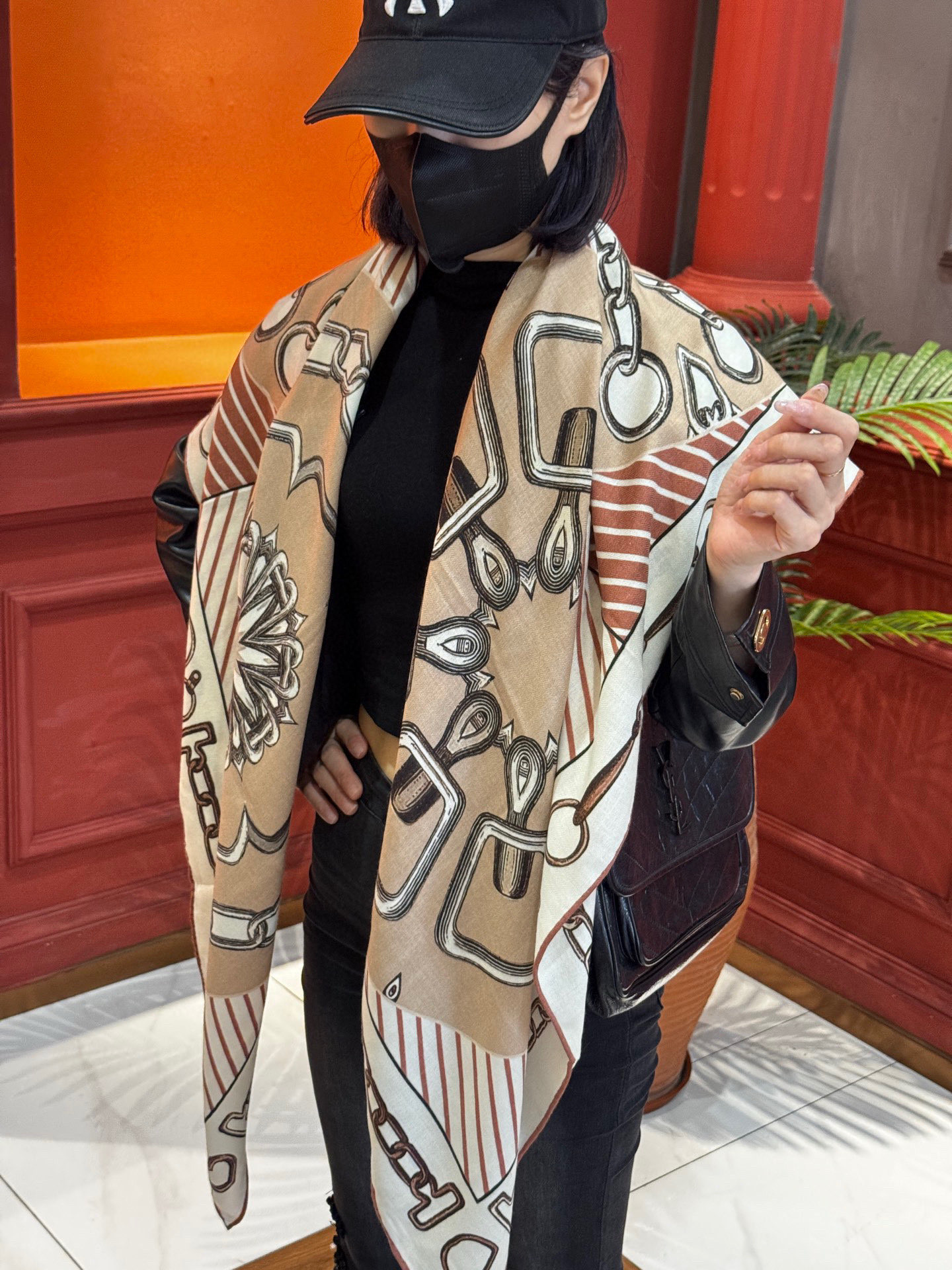 NO:340446,New in early autumn 2025 [Double-sided same-color silk wool square towel] Handmade rolled cashmere and silk-blend shawl (70 cashmere, 30 mulberry silk) This shawl is made of classic cashmere and silk-blend fabric, soft and light, and easy to wear. A must-have for air-conditioned rooms!  Ideal for cold or slightly cool nights. Size 140x 140cm | Since this shawl is made of hand-curled edges, it may be slightly different from the marked size, high-end scarf, real silk, shawls198609092025年早秋上新【双面同色丝毛方巾】手工卷边山羊绒和真丝混纺披肩（70山羊绒,30桑蚕丝） 这款披肩采用经典山羊绒和真丝混纺面料,柔软轻盈,佩戴方便.空调房必备！寒冷时分或微凉夜间的理想之选. 尺寸140x 140厘米 | 由于这款披肩采用手工卷边,与标示的尺寸或会略有不同,高版本围巾,real silk,shawls,scarf