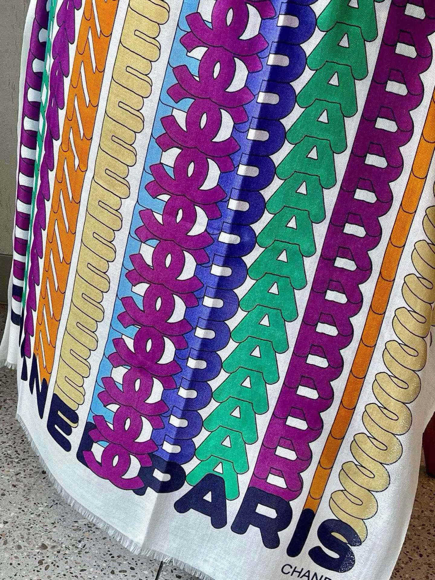  新💖💖会发光发亮的围巾💃🏻💃🏻【银线圆双C几何印花长巾】‼️抢‼️VIP推荐  ‼️👍下手一定要快【高