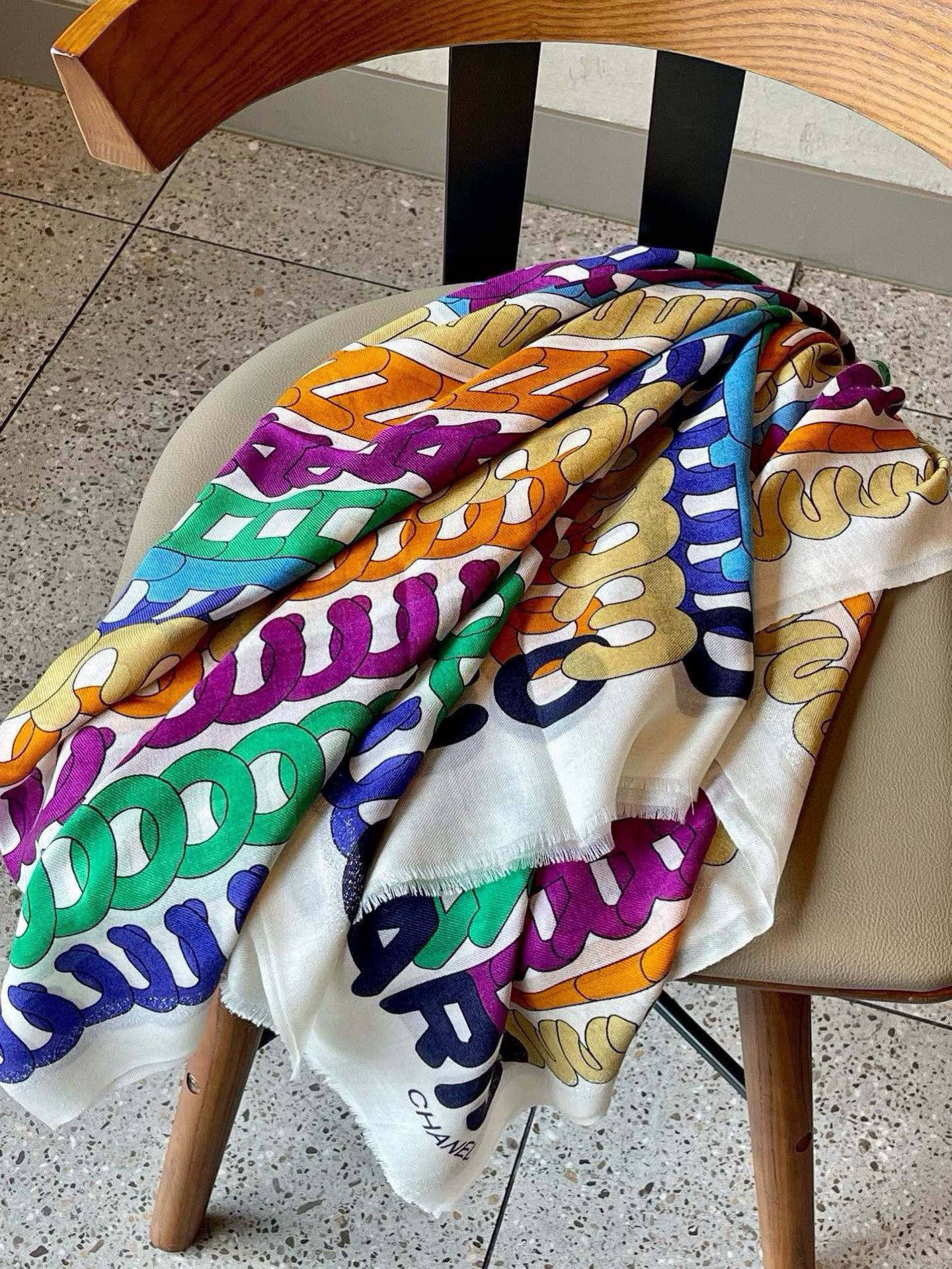  新💖💖会发光发亮的围巾💃🏻💃🏻【银线圆双C几何印花长巾】‼️抢‼️VIP推荐  ‼️👍下手一定要快【高