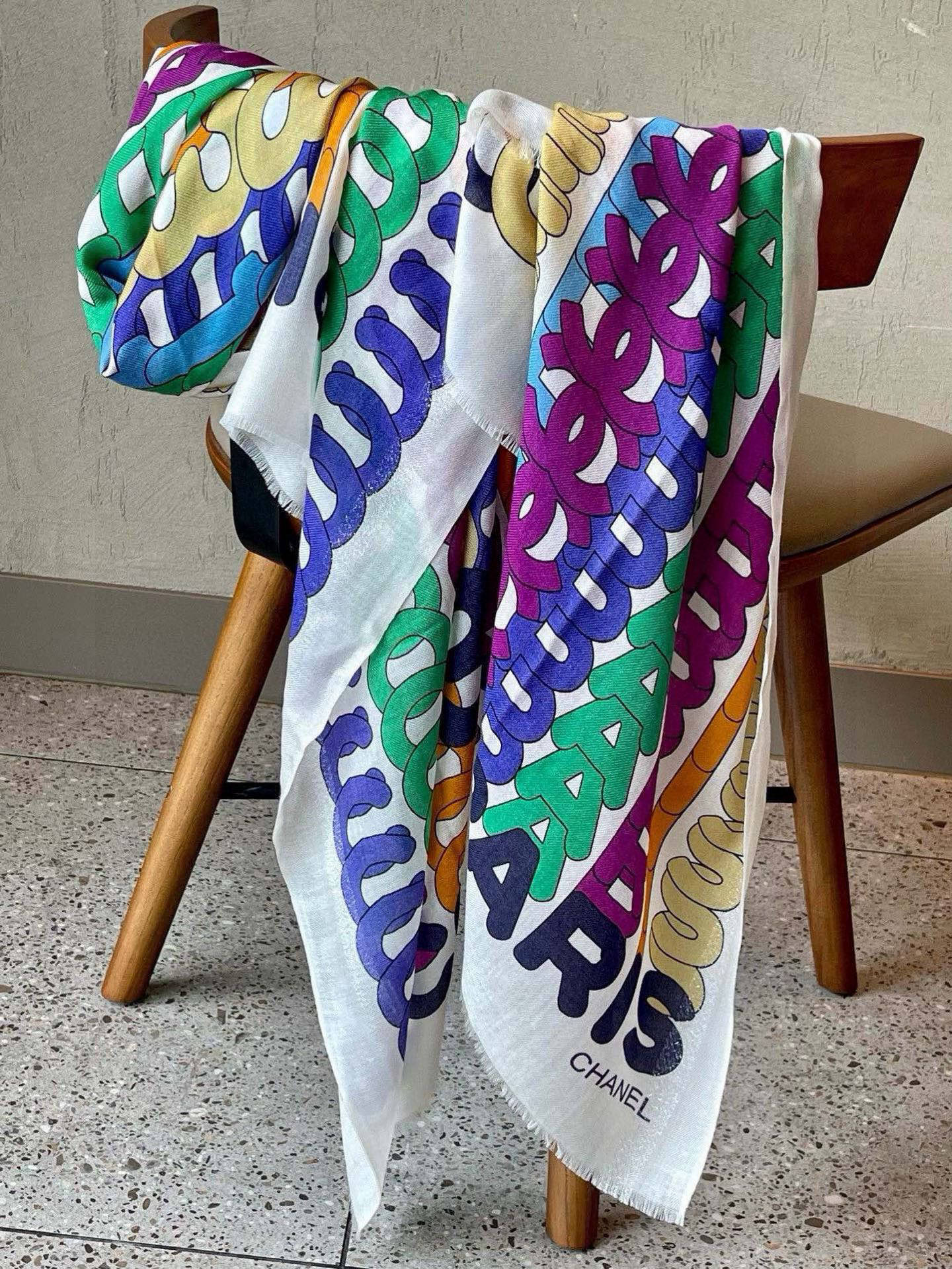  新💖💖会发光发亮的围巾💃🏻💃🏻【银线圆双C几何印花长巾】‼️抢‼️VIP推荐  ‼️👍下手一定要快【高