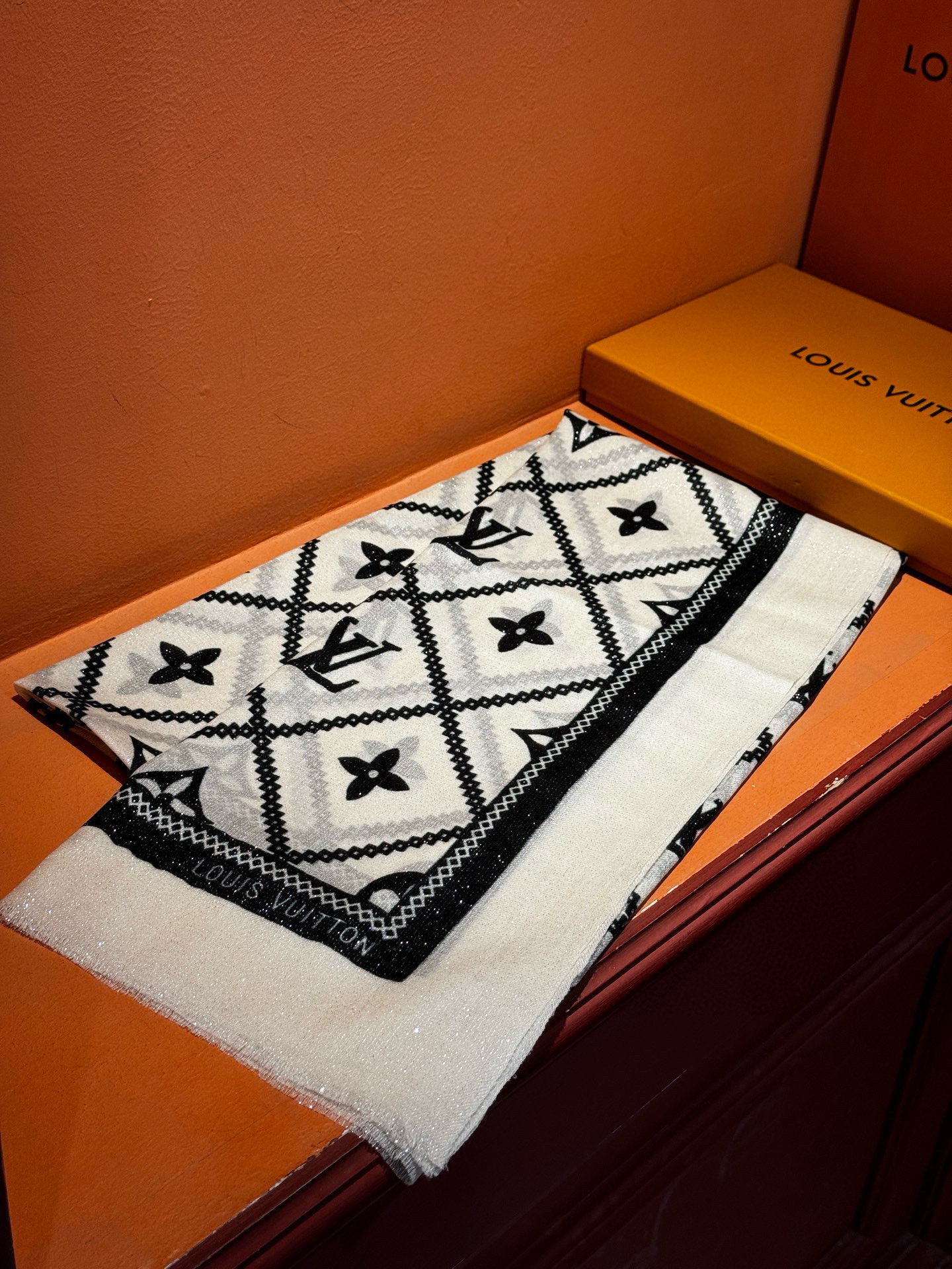  【会发光发亮的围巾】LV银丝羊绒材质❗️轻奢感十足👸 🌺专柜新款🌟面料追求造型，手感挺括，高端设计师配