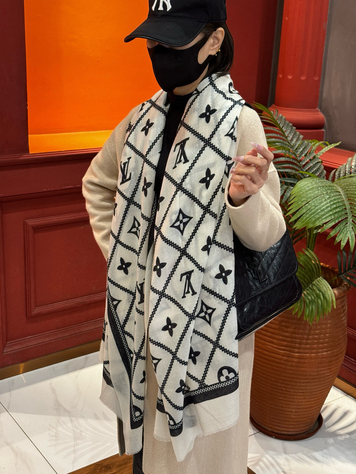  【会发光发亮的围巾】LV银丝羊绒材质❗️轻奢感十足👸 🌺专柜新款🌟面料追求造型，手感挺括，高端设计师配