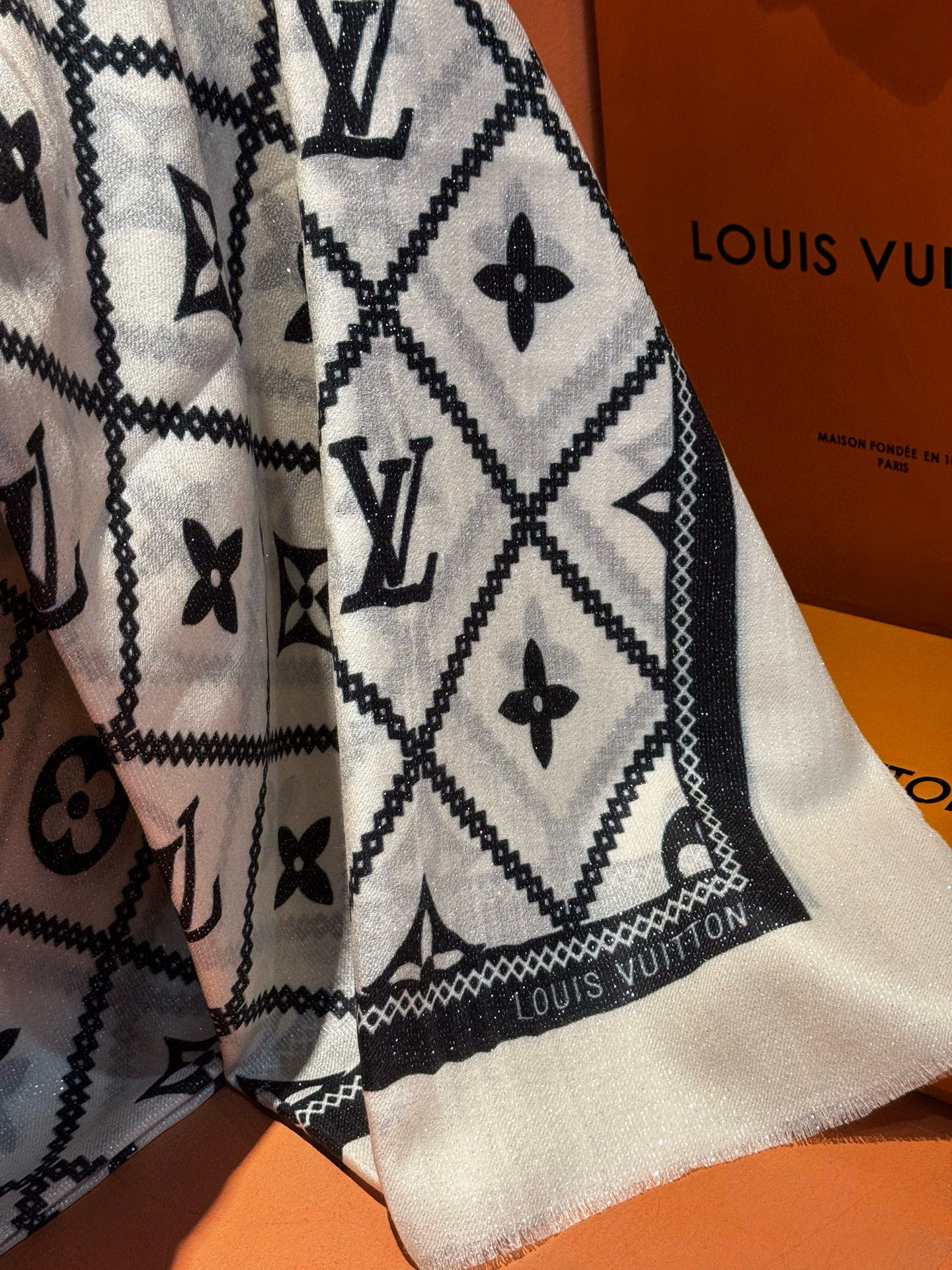  【会发光发亮的围巾】LV银丝羊绒材质❗️轻奢感十足👸 🌺专柜新款🌟面料追求造型，手感挺括，高端设计师配