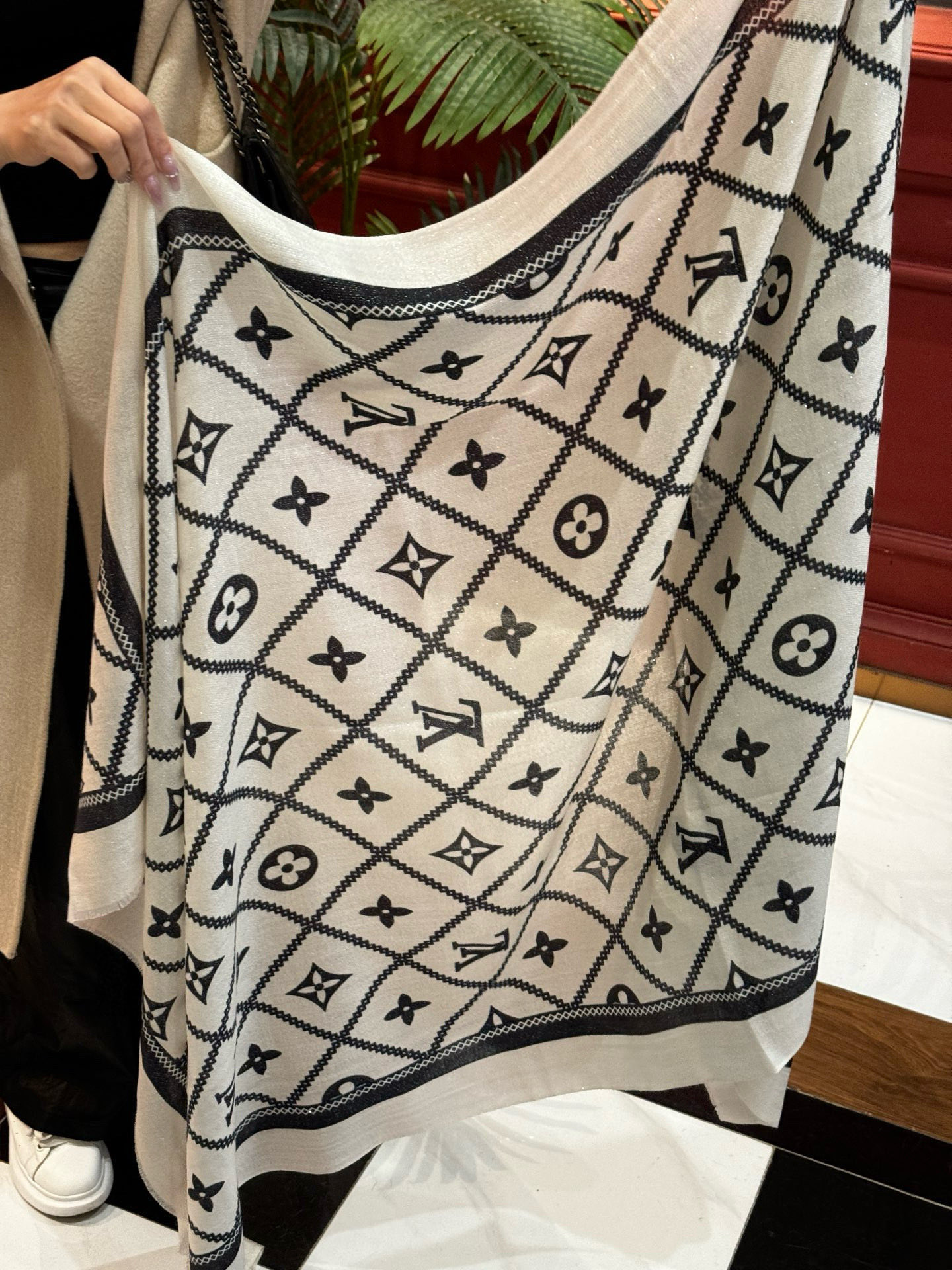  【会发光发亮的围巾】LV银丝羊绒材质❗️轻奢感十足👸 🌺专柜新款🌟面料追求造型，手感挺括，高端设计师配