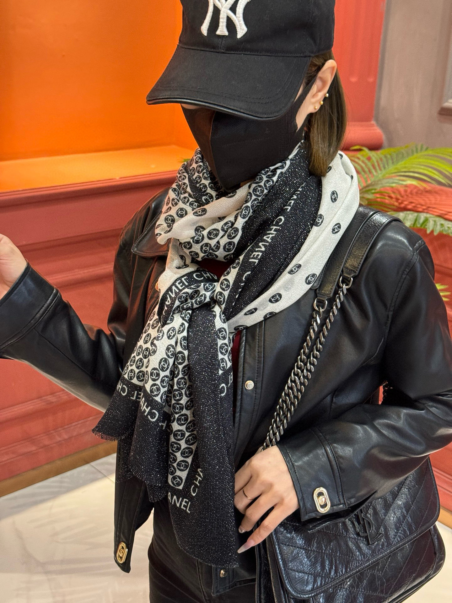  上新🌟 会发光发亮的围巾 💄💋新款客供银线💖羊绒面料长巾 😘美翻了流泪【小香银线图标】，御用殿堂级极品