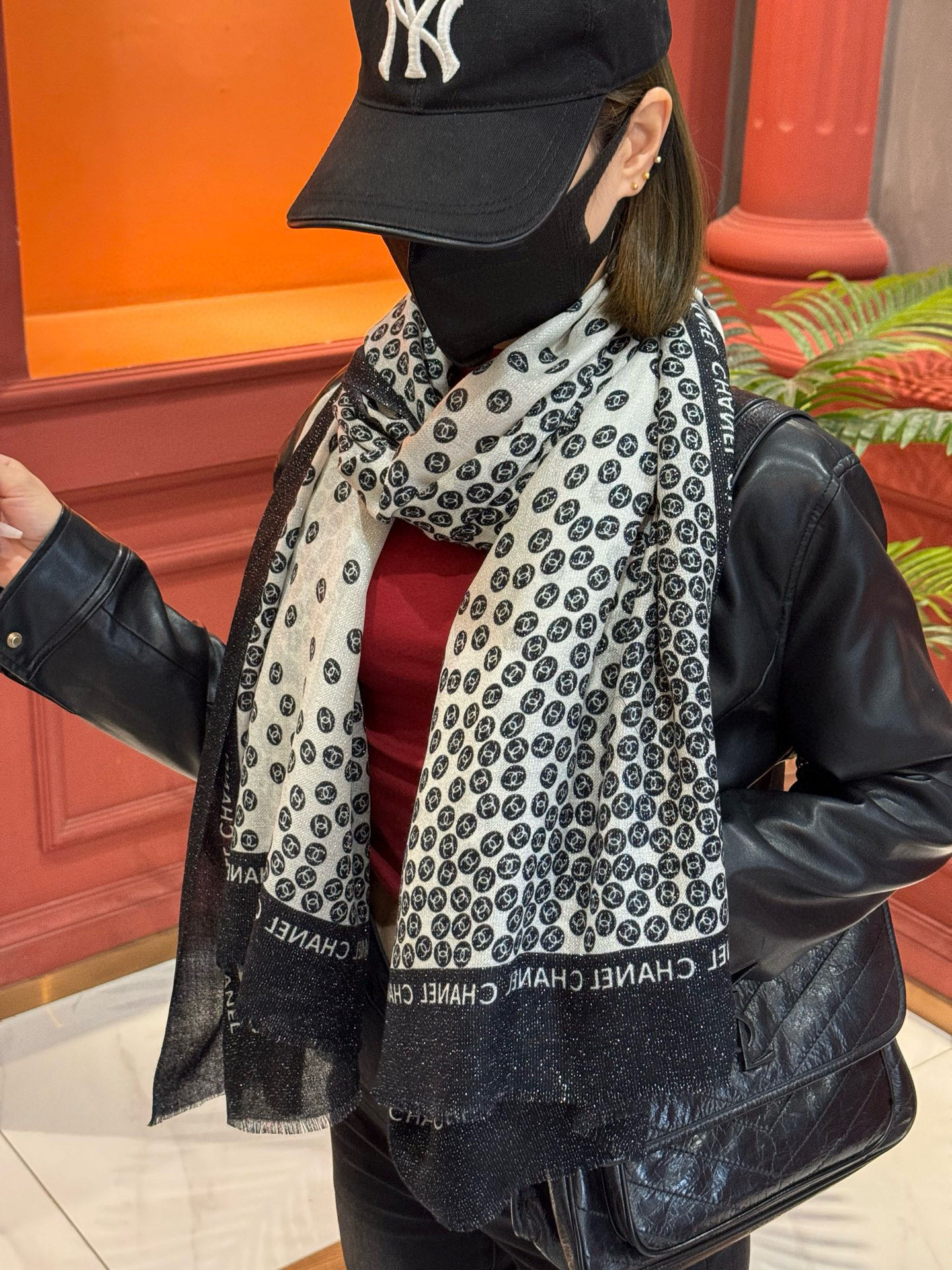  上新🌟 会发光发亮的围巾 💄💋新款客供银线💖羊绒面料长巾 😘美翻了流泪【小香银线图标】，御用殿堂级极品