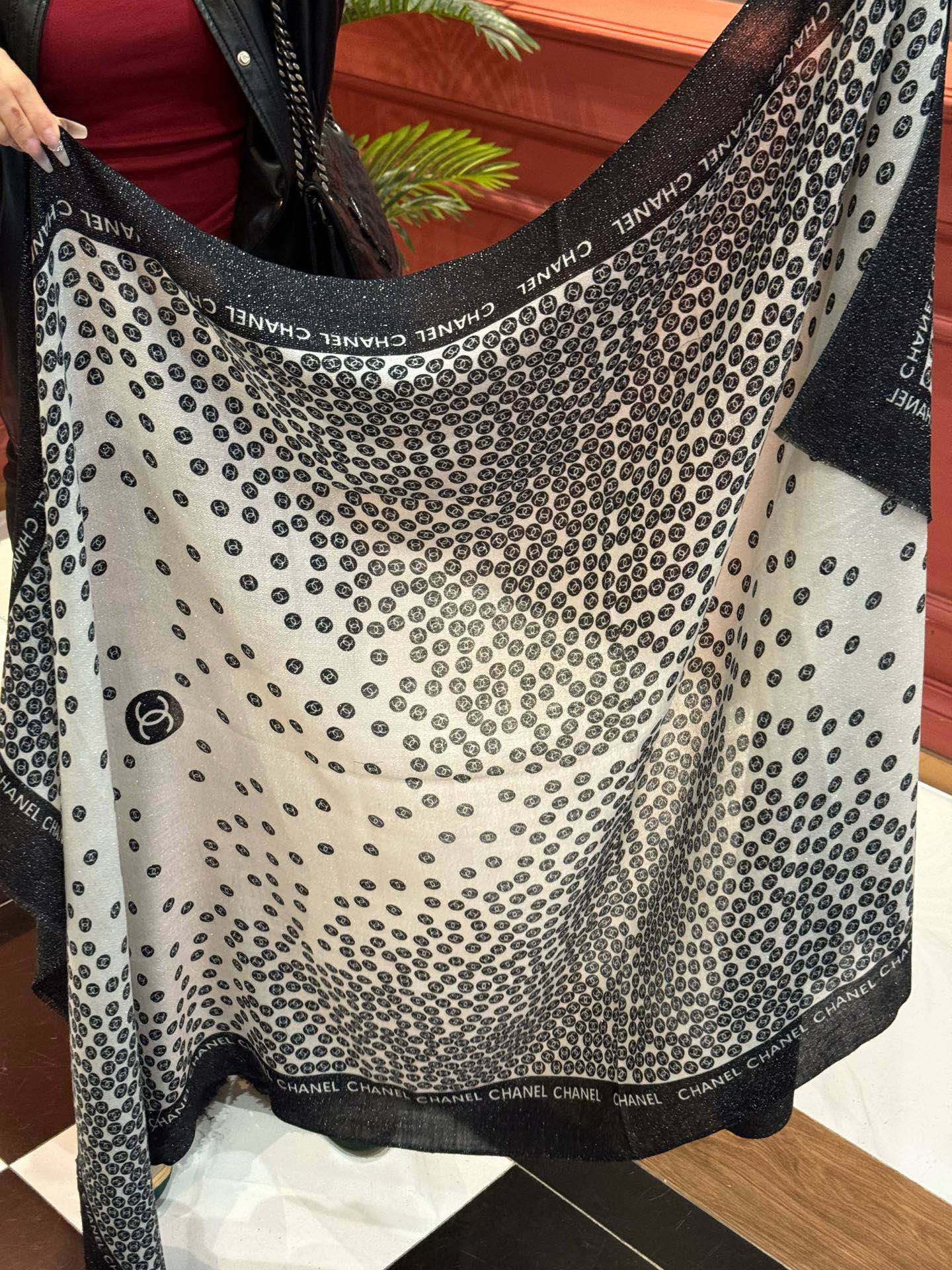  上新🌟 会发光发亮的围巾 💄💋新款客供银线💖羊绒面料长巾 😘美翻了流泪【小香银线图标】，御用殿堂级极品