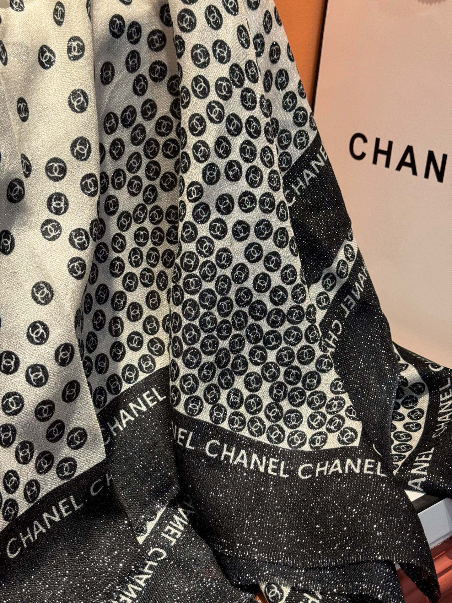  上新🌟 会发光发亮的围巾 💄💋新款客供银线💖羊绒面料长巾 😘美翻了流泪【小香银线图标】，御用殿堂级极品