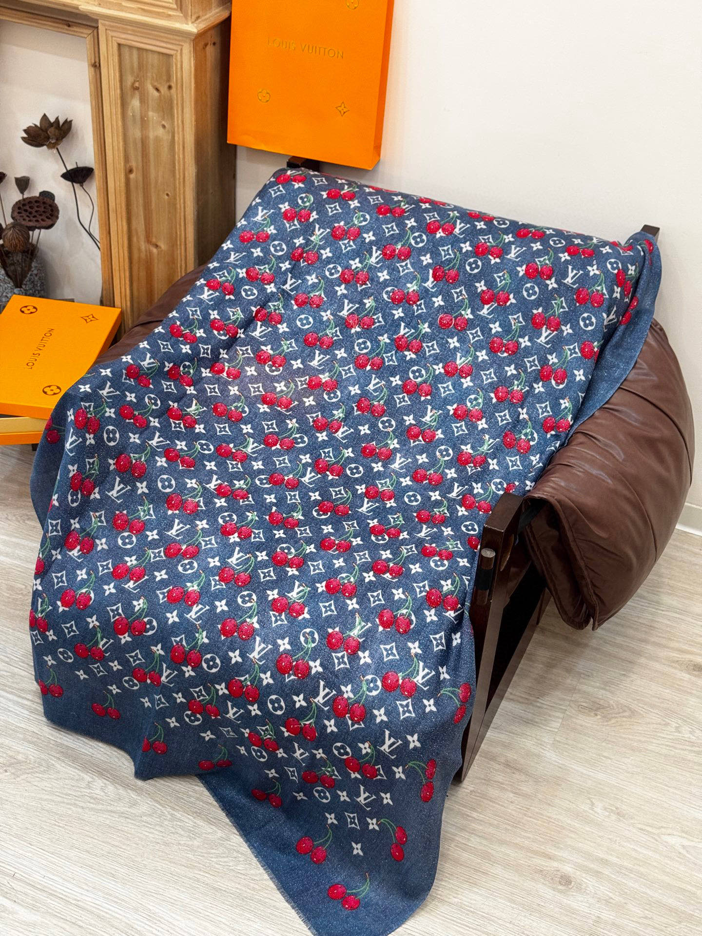   上新 会发光发亮的围巾💕 。新款樱桃LV羊绒方巾 
LV x TM Monogram Cerise 