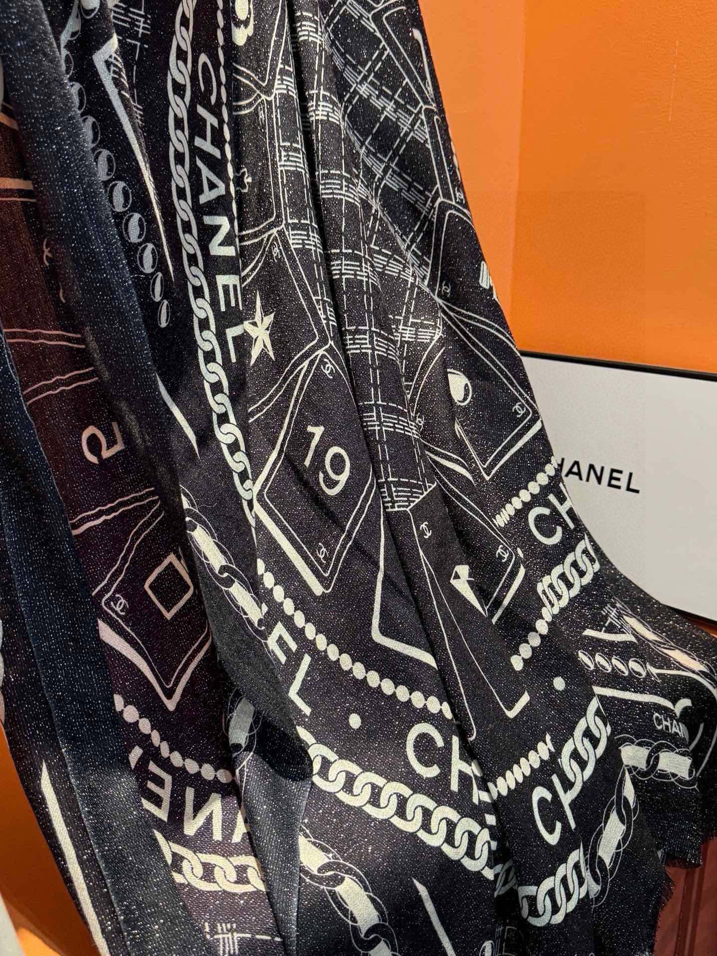  上新🌟 会发光发亮的围巾 💄💋新款客供银线💖羊绒面料长巾 😘美翻了流泪【小香银线图标】，御用殿堂级极品