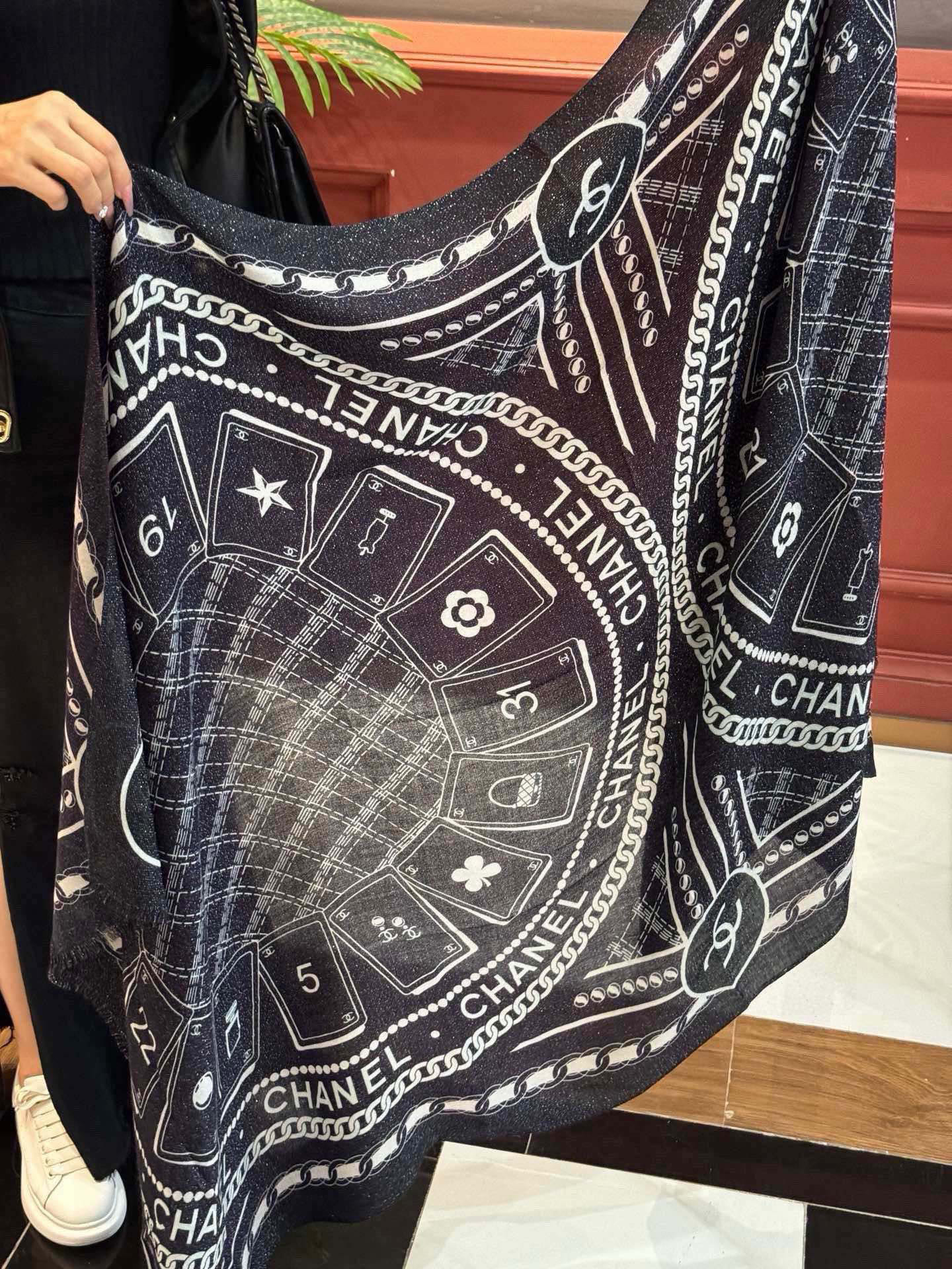  上新🌟 会发光发亮的围巾 💄💋新款客供银线💖羊绒面料长巾 😘美翻了流泪【小香银线图标】，御用殿堂级极品