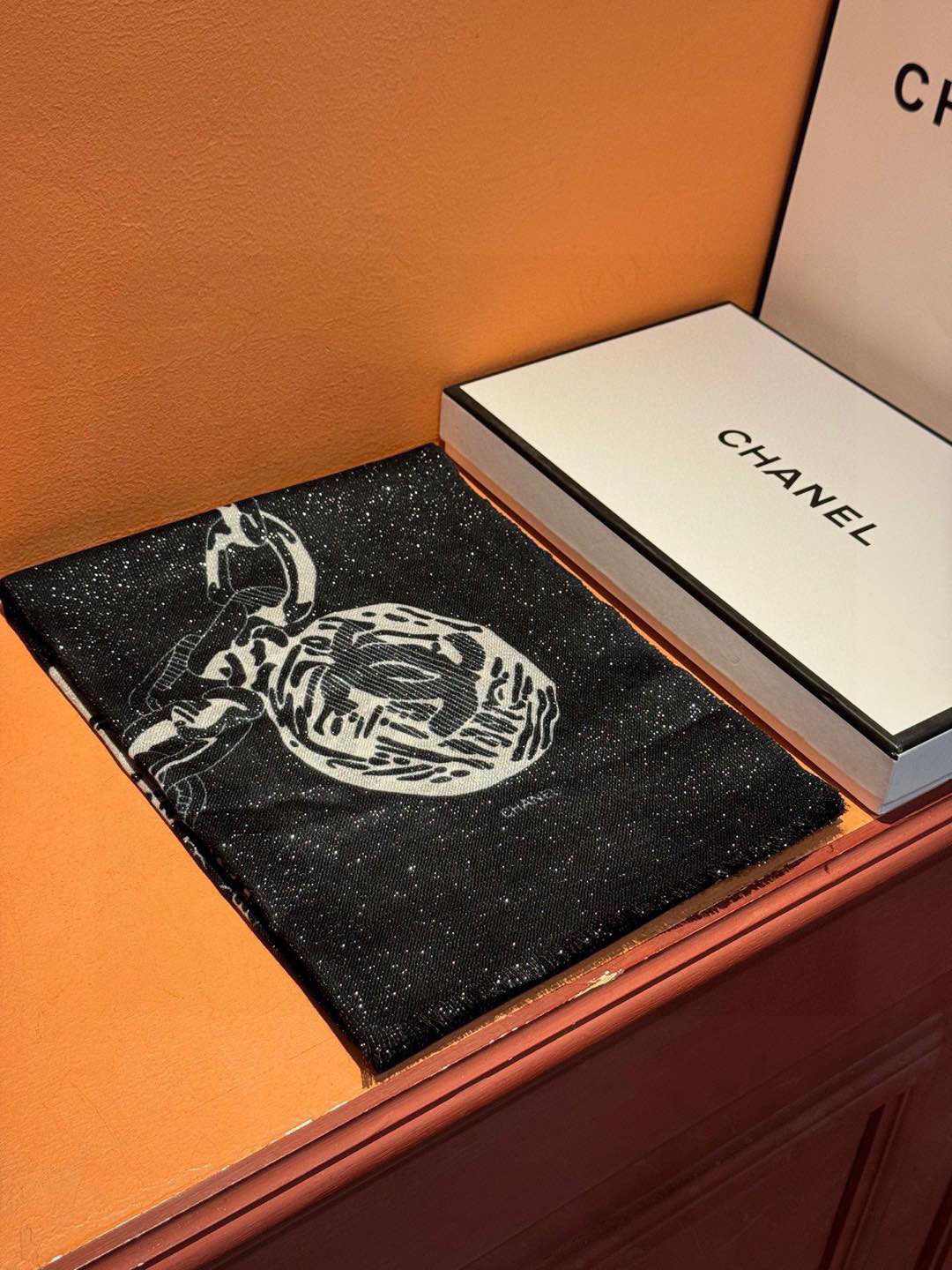  上新🌟 会发光发亮的围巾 💄💋新款客供银线💖羊绒面料长巾 😘美翻了流泪【小香银线图标】，御用殿堂级极品