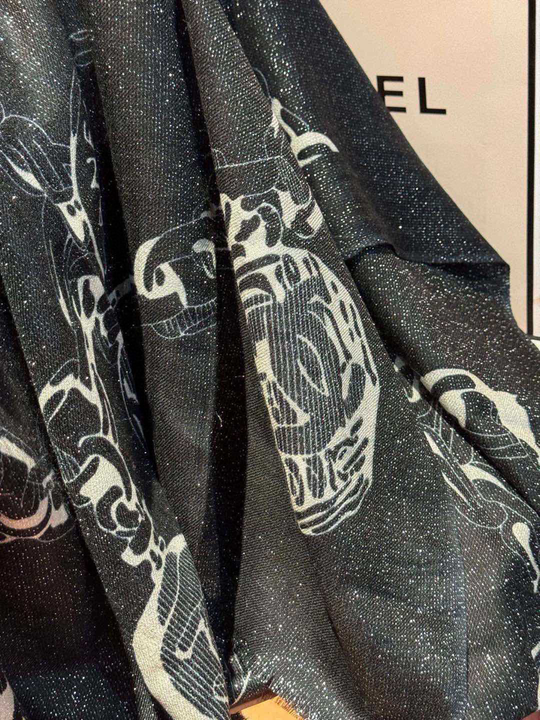  上新🌟 会发光发亮的围巾 💄💋新款客供银线💖羊绒面料长巾 😘美翻了流泪【小香银线图标】，御用殿堂级极品