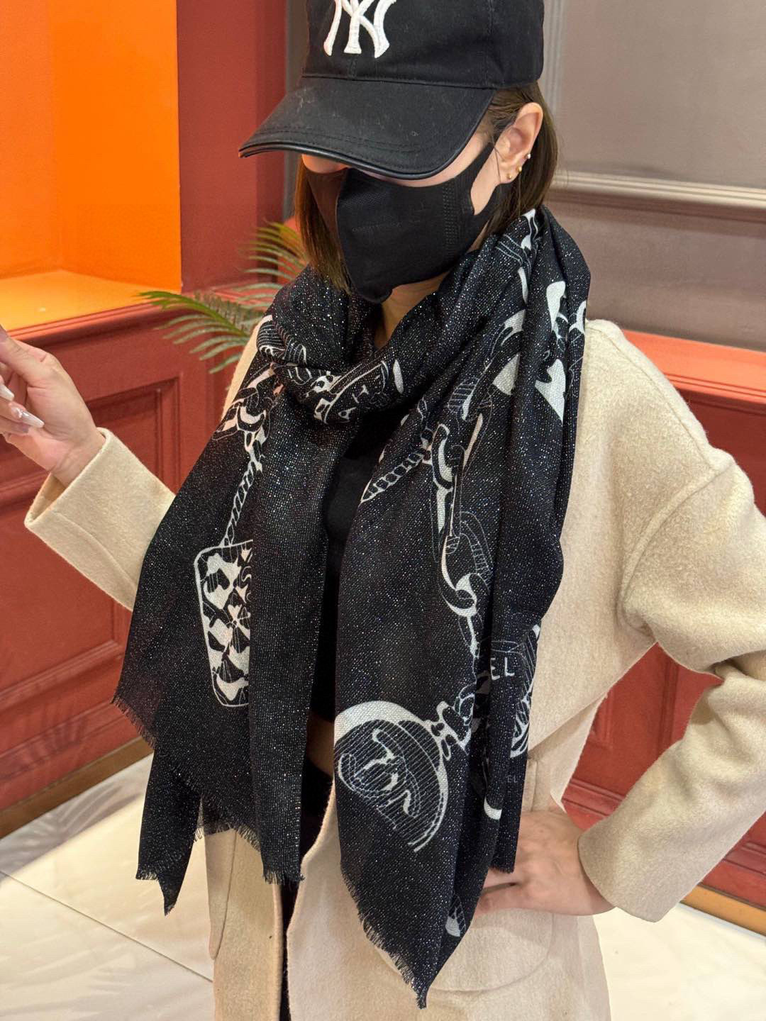  上新🌟 会发光发亮的围巾 💄💋新款客供银线💖羊绒面料长巾 😘美翻了流泪【小香银线图标】，御用殿堂级极品