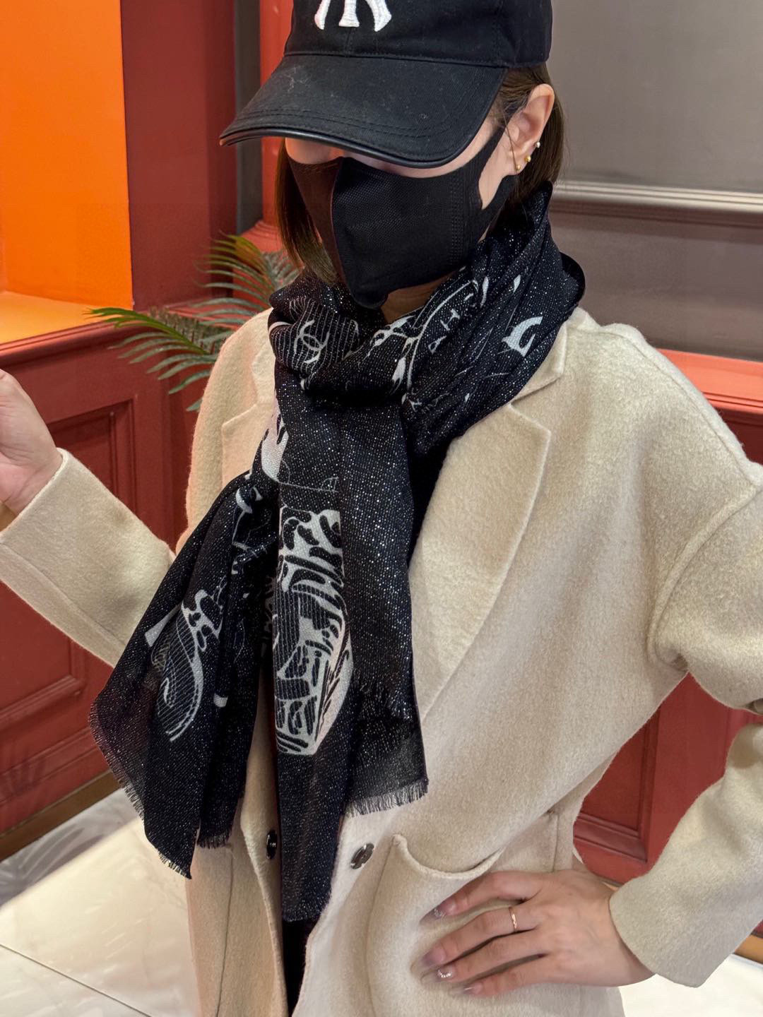  上新🌟 会发光发亮的围巾 💄💋新款客供银线💖羊绒面料长巾 😘美翻了流泪【小香银线图标】，御用殿堂级极品