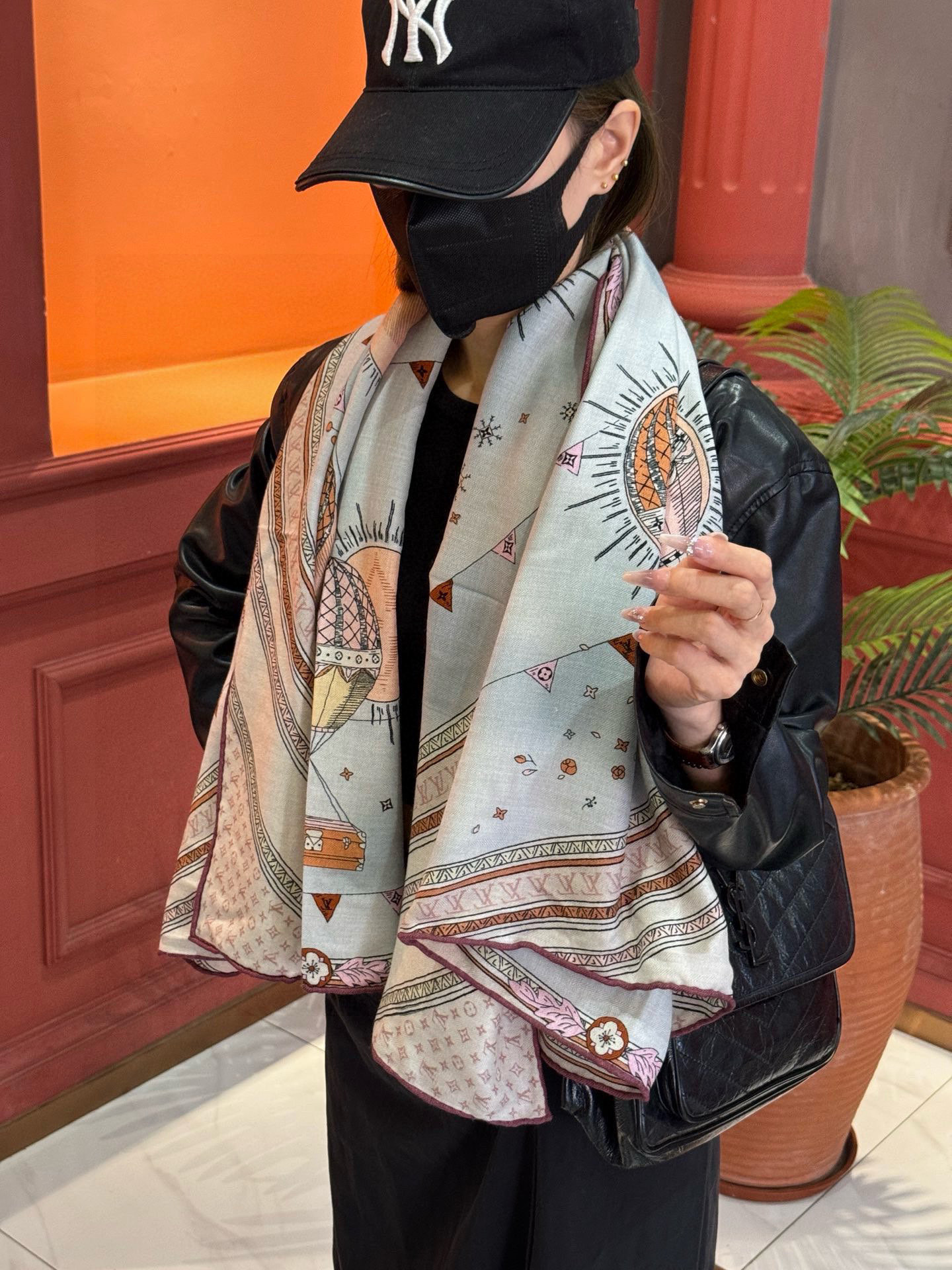 ❄【双面同色】原单Lv140cm丝绒方巾，《热气球》，本款方巾全新加入 U价🉐️ and Away 系列