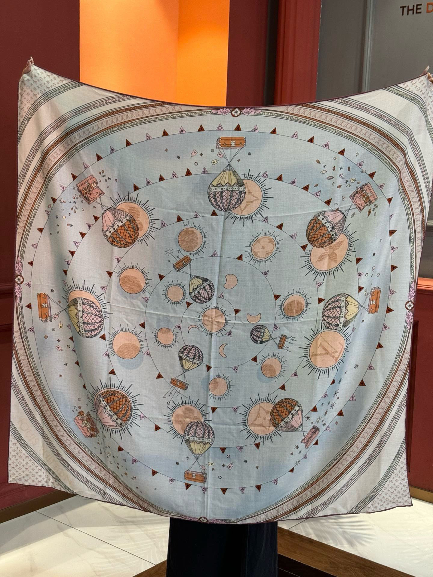 ❄【双面同色】原单Lv140cm丝绒方巾，《热气球》，本款方巾全新加入 U价🉐️ and Away 系列