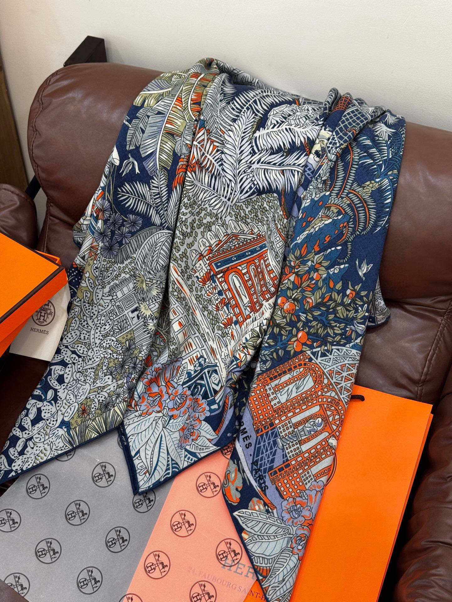  💟2025年秋冬抢先 上新💞【双面同色丝毛方巾】手工卷边山羊绒和真丝混纺披肩（70%山羊绒，30%桑蚕