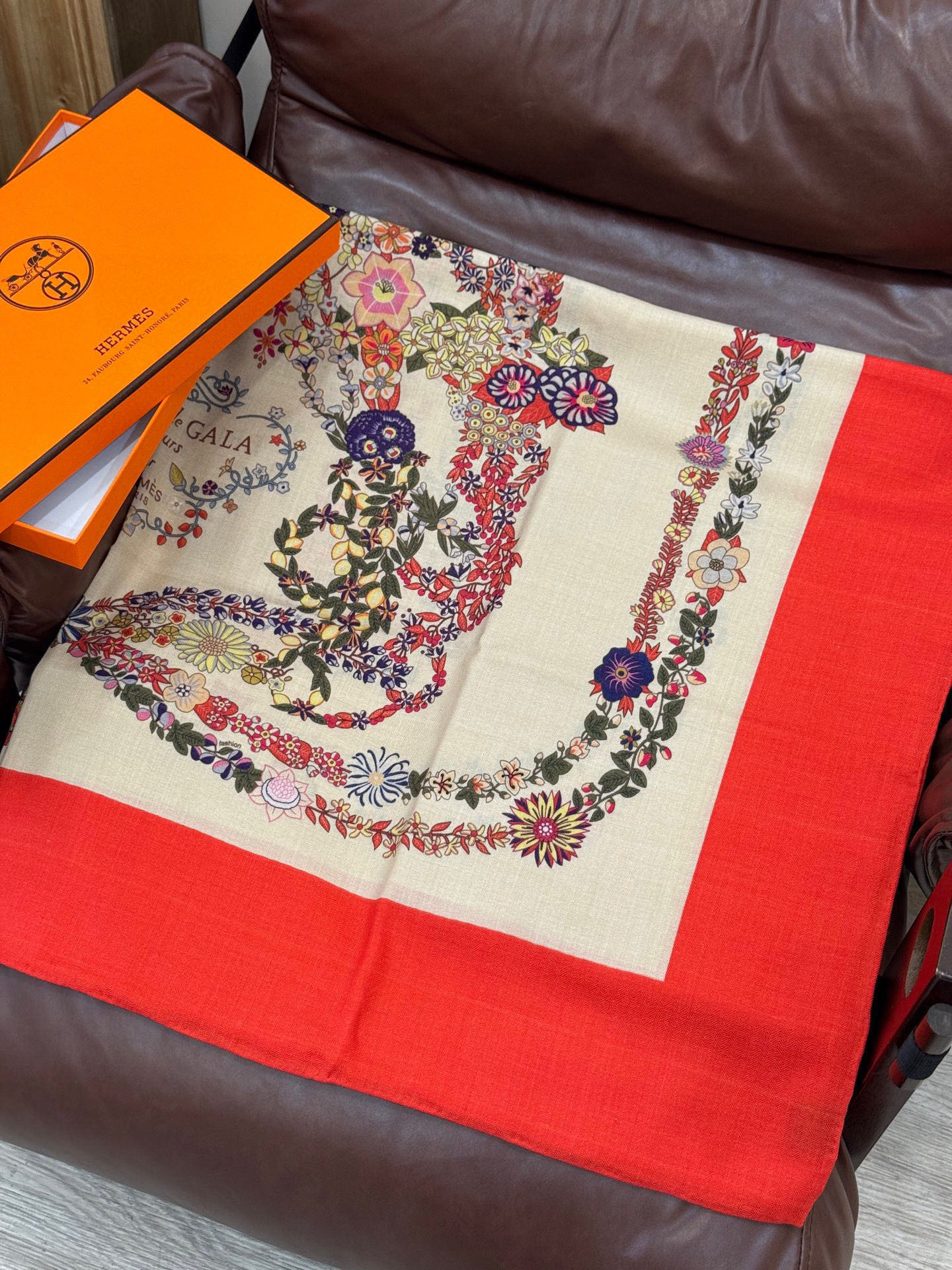  “华丽的缰辔花卉版”140丝毛方巾
【140顶级丝毛双面同色披肩】

手工卷边丝毛方巾（30%真丝70